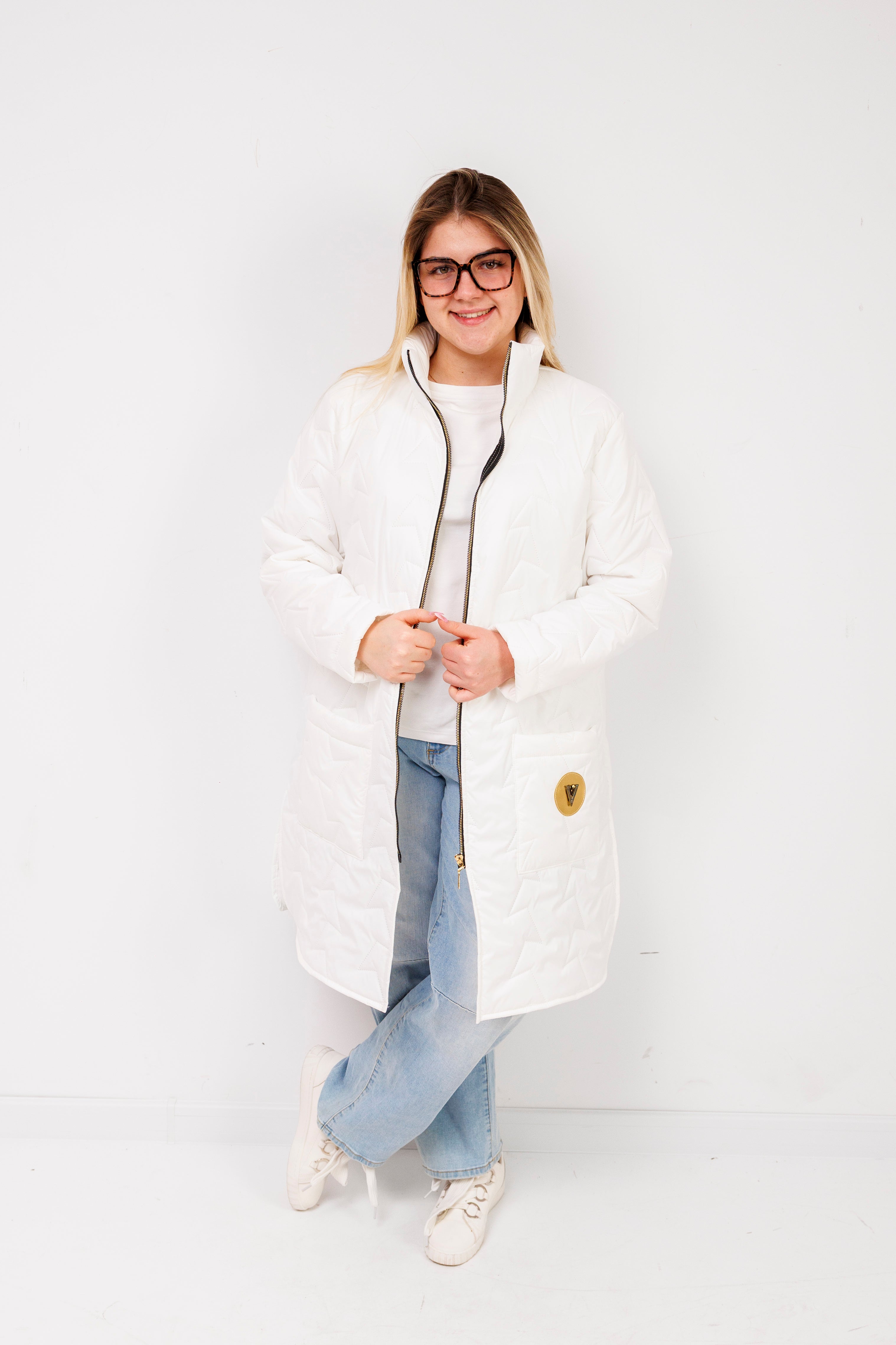 Damska kurtka pikowana plus size ze stójką – polska produkcja, rozcięcia po bokach Biały