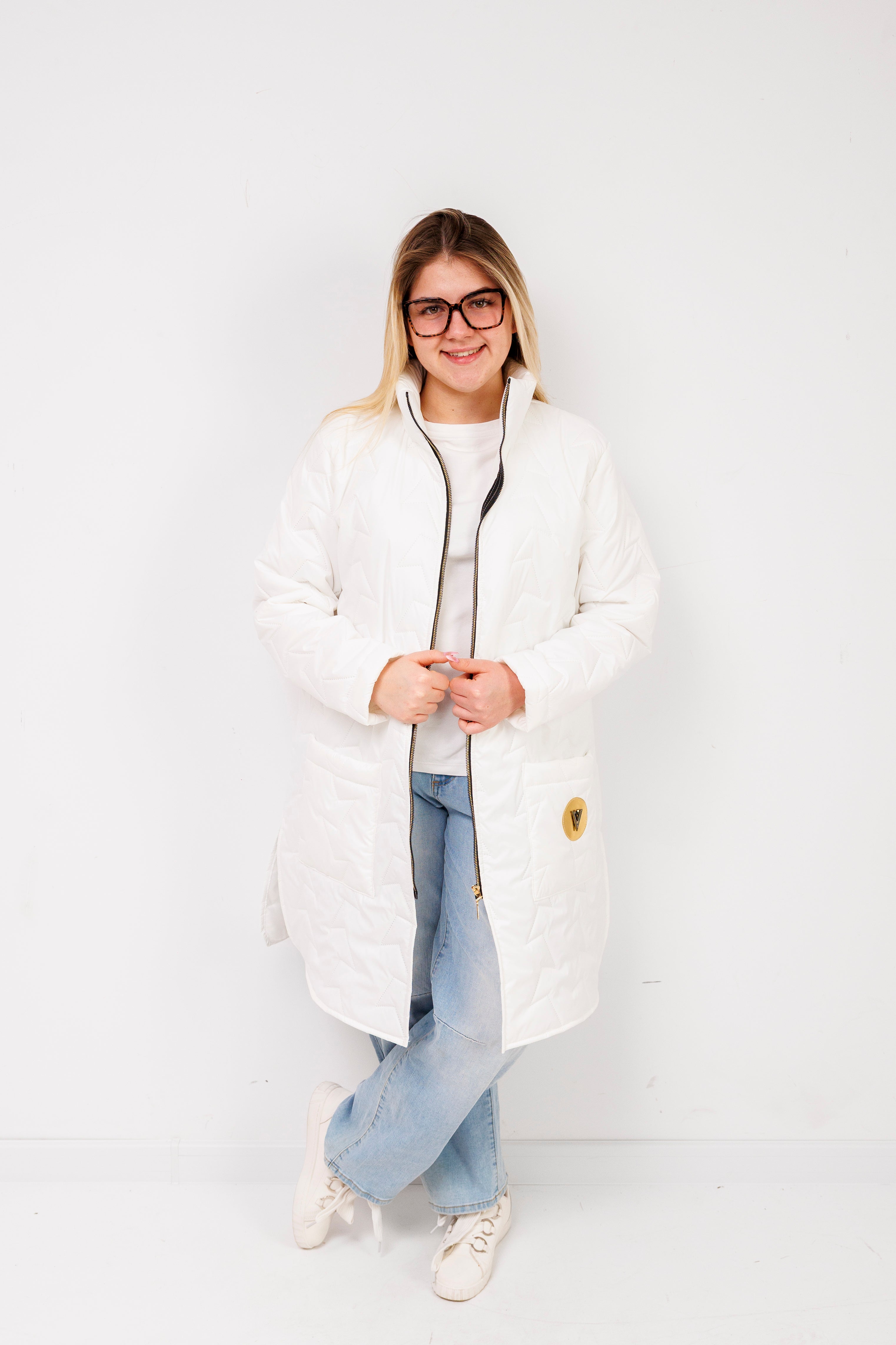 Damska kurtka pikowana plus size ze stójką – polska produkcja, rozcięcia po bokach Biały