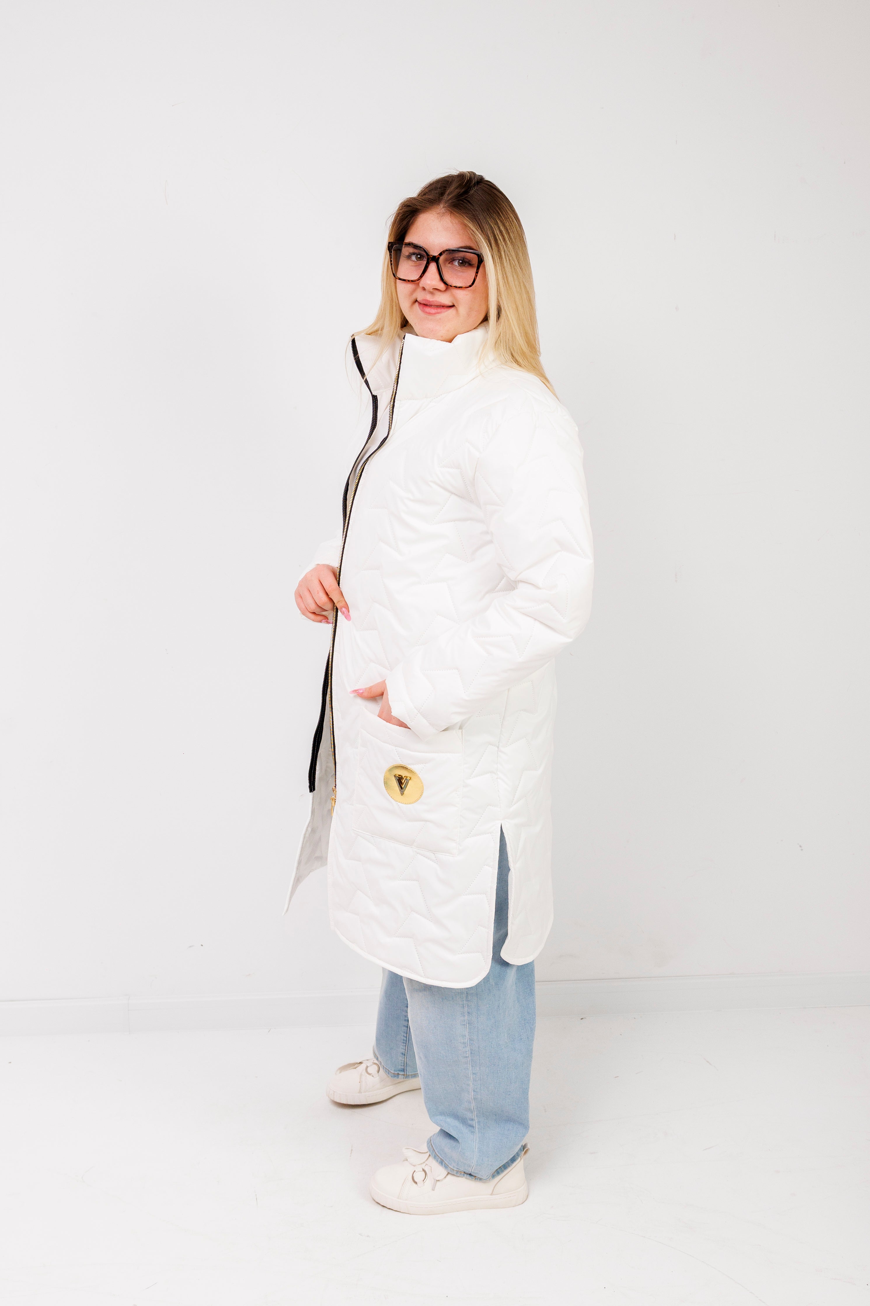 Damska kurtka pikowana plus size ze stójką – polska produkcja, rozcięcia po bokach Biały