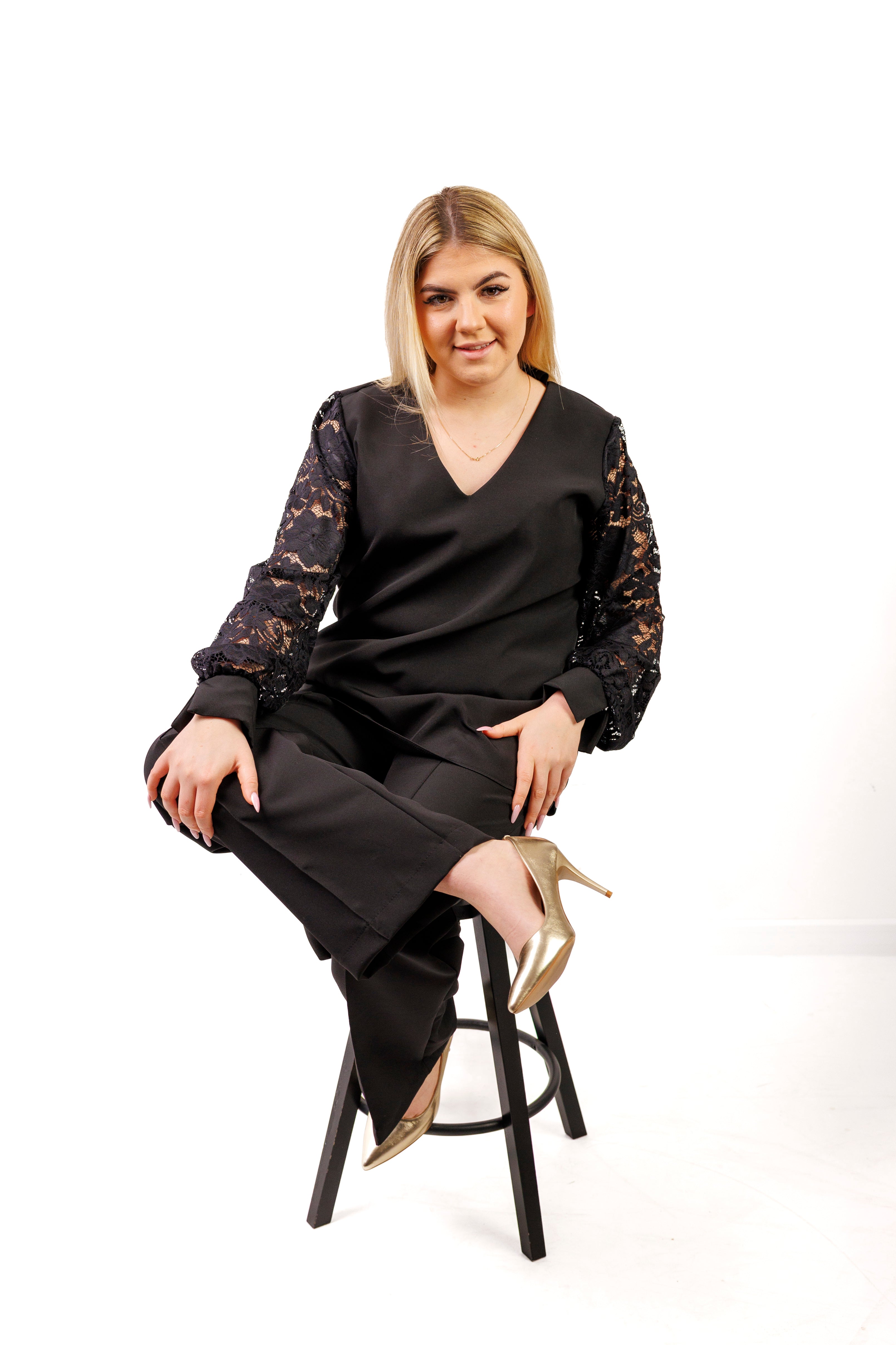 Elegancki komplet damski plus size – spodnie i bluzka z koronkowym rękawem, polska produkcja Czarny