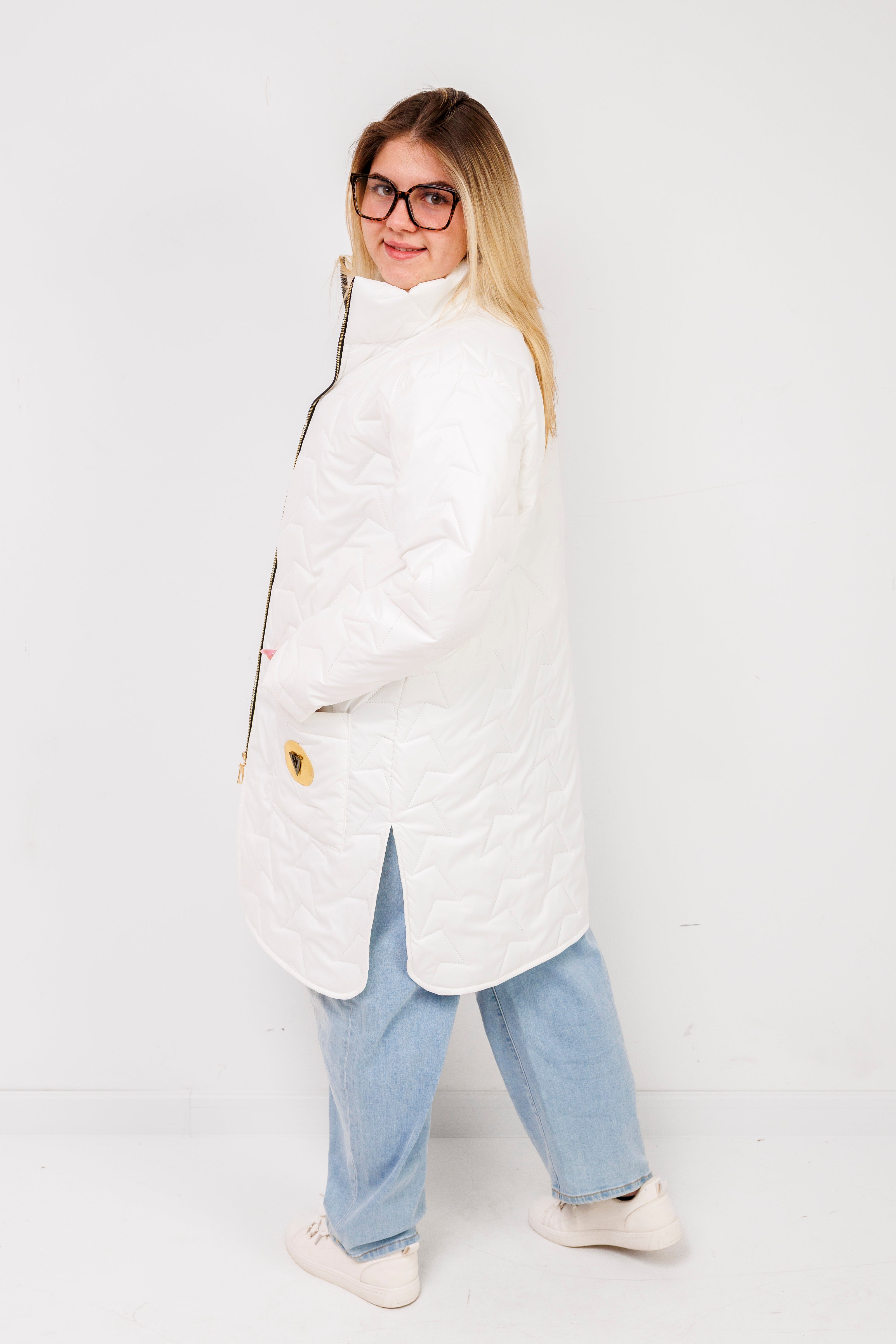 Damska kurtka pikowana plus size ze stójką – polska produkcja, rozcięcia po bokach Biały