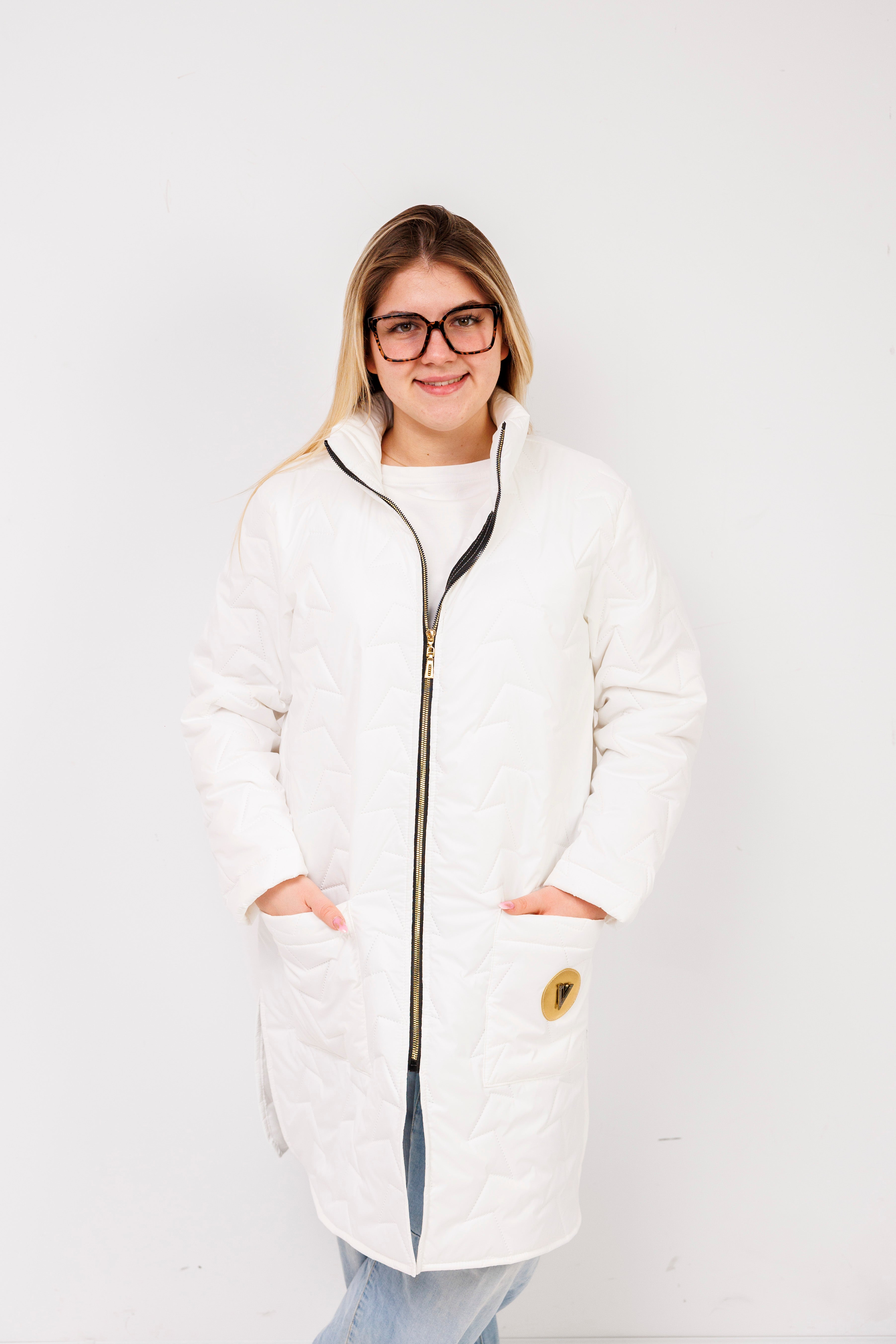 Damska kurtka pikowana plus size ze stójką – polska produkcja, rozcięcia po bokach Biały