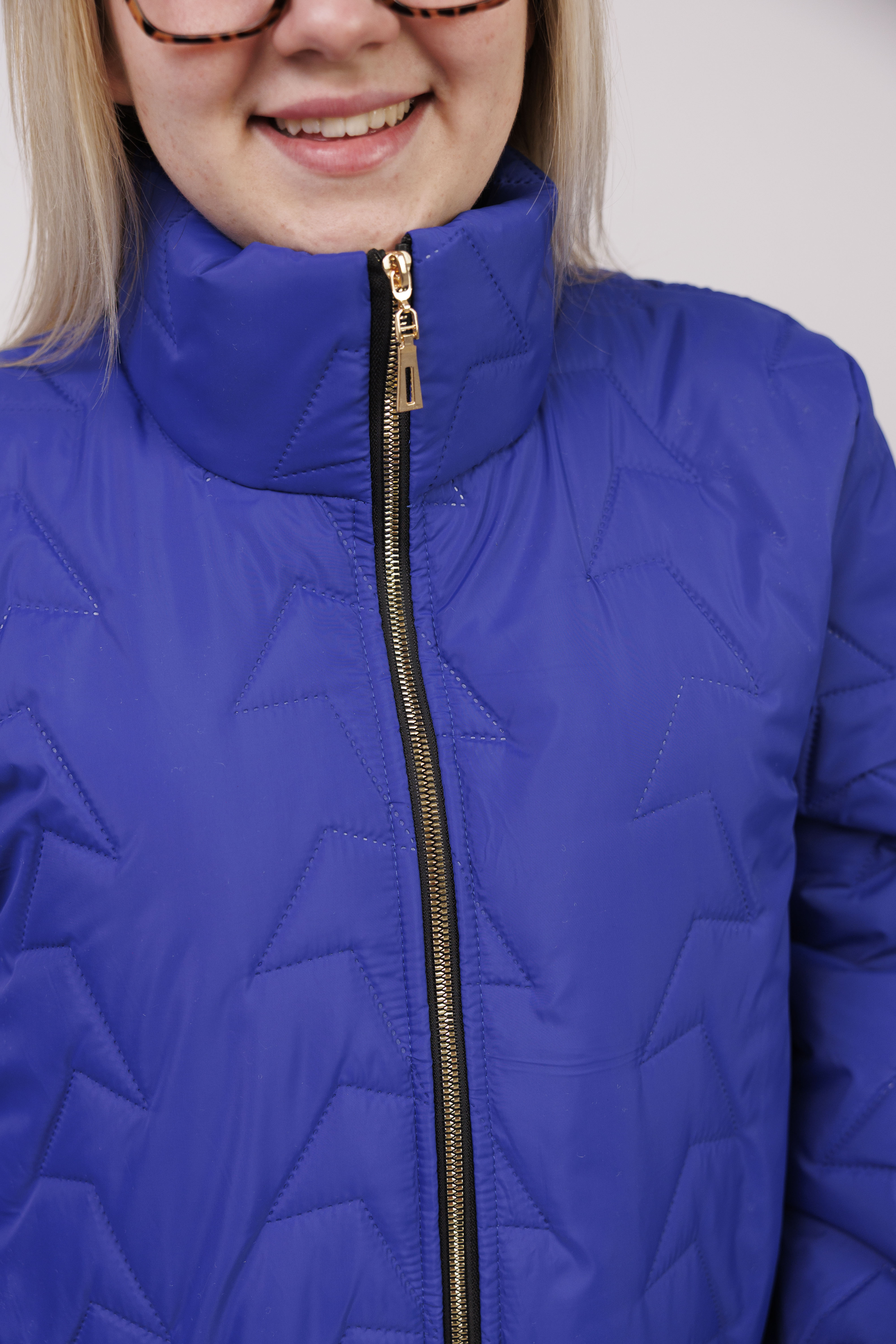 Damska kurtka pikowana plus size ze stójką – polska produkcja, rozcięcia po bokach Chaber