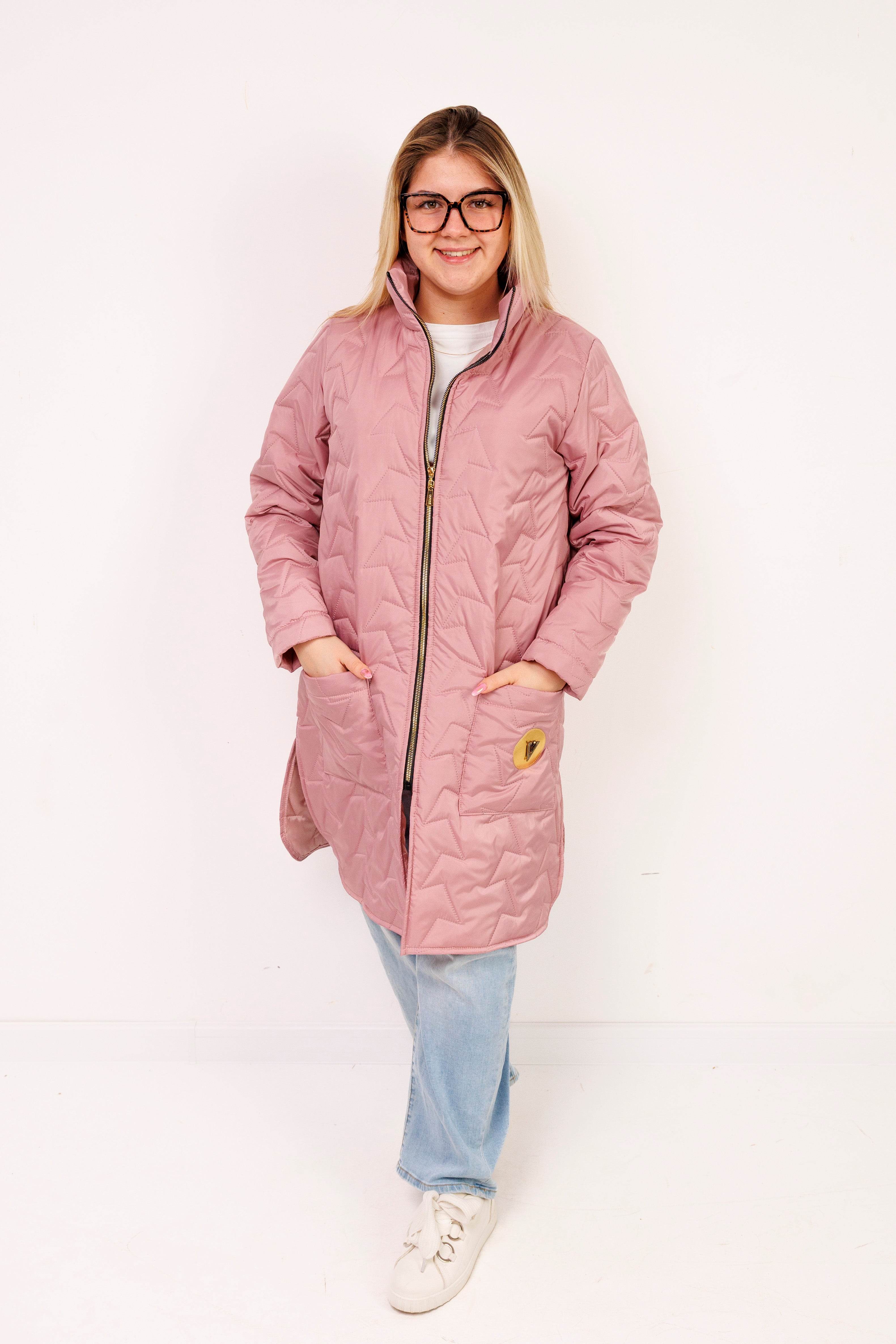 Damska kurtka pikowana plus size ze stójką – polska produkcja, rozcięcia po bokach Brudny róż