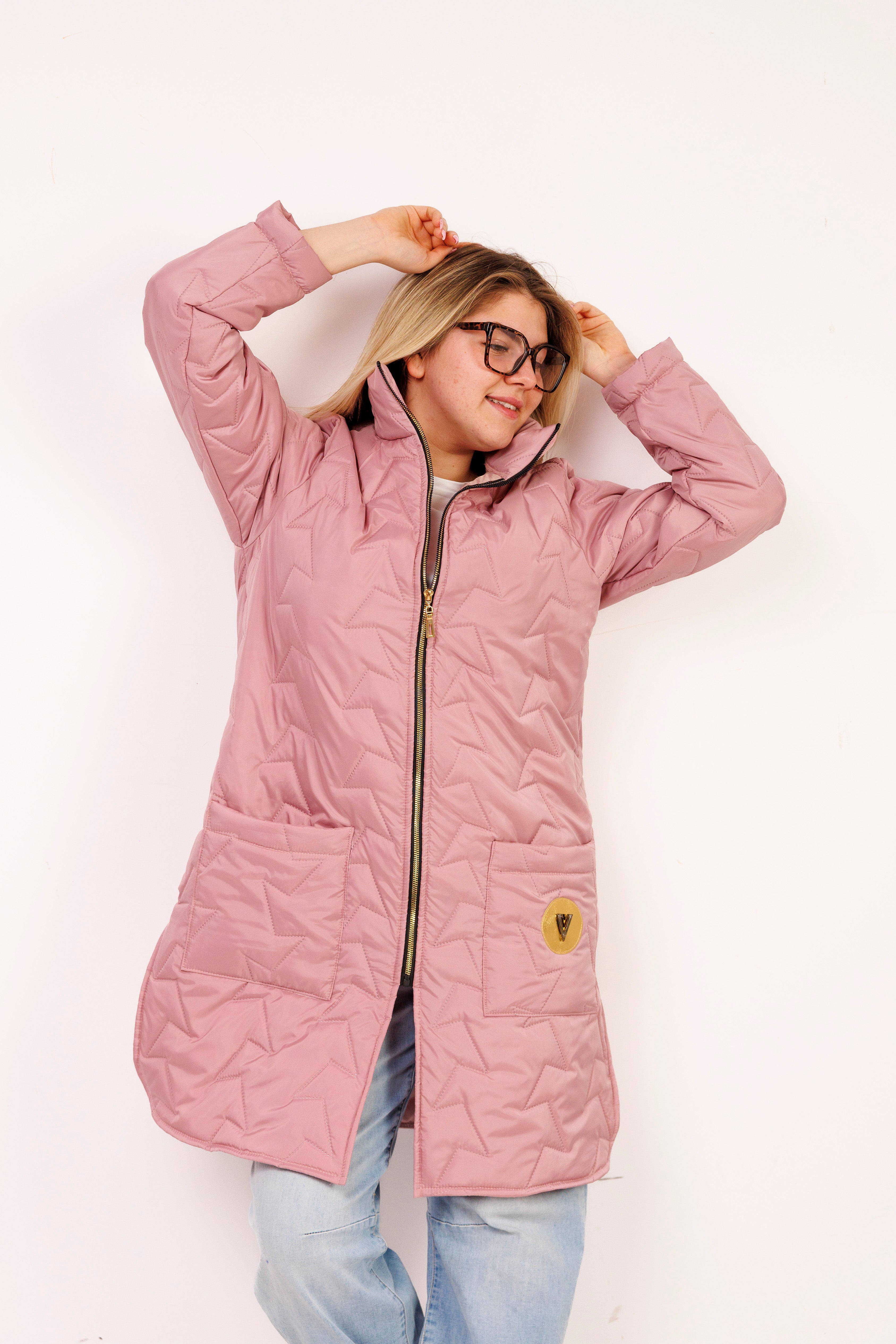 Damska kurtka pikowana plus size ze stójką – polska produkcja, rozcięcia po bokach Brudny róż