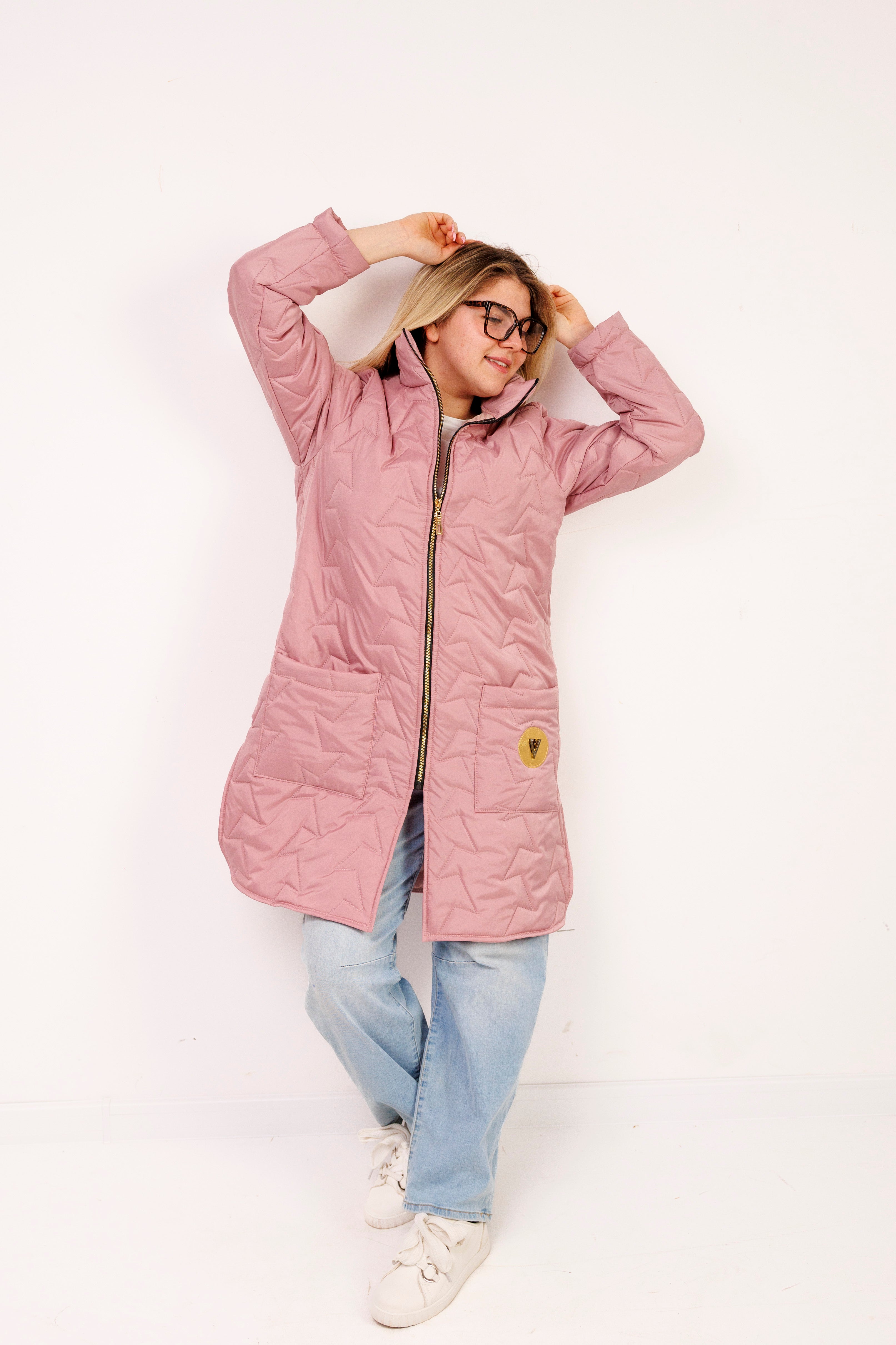 Damska kurtka pikowana plus size ze stójką – polska produkcja, rozcięcia po bokach Brudny róż