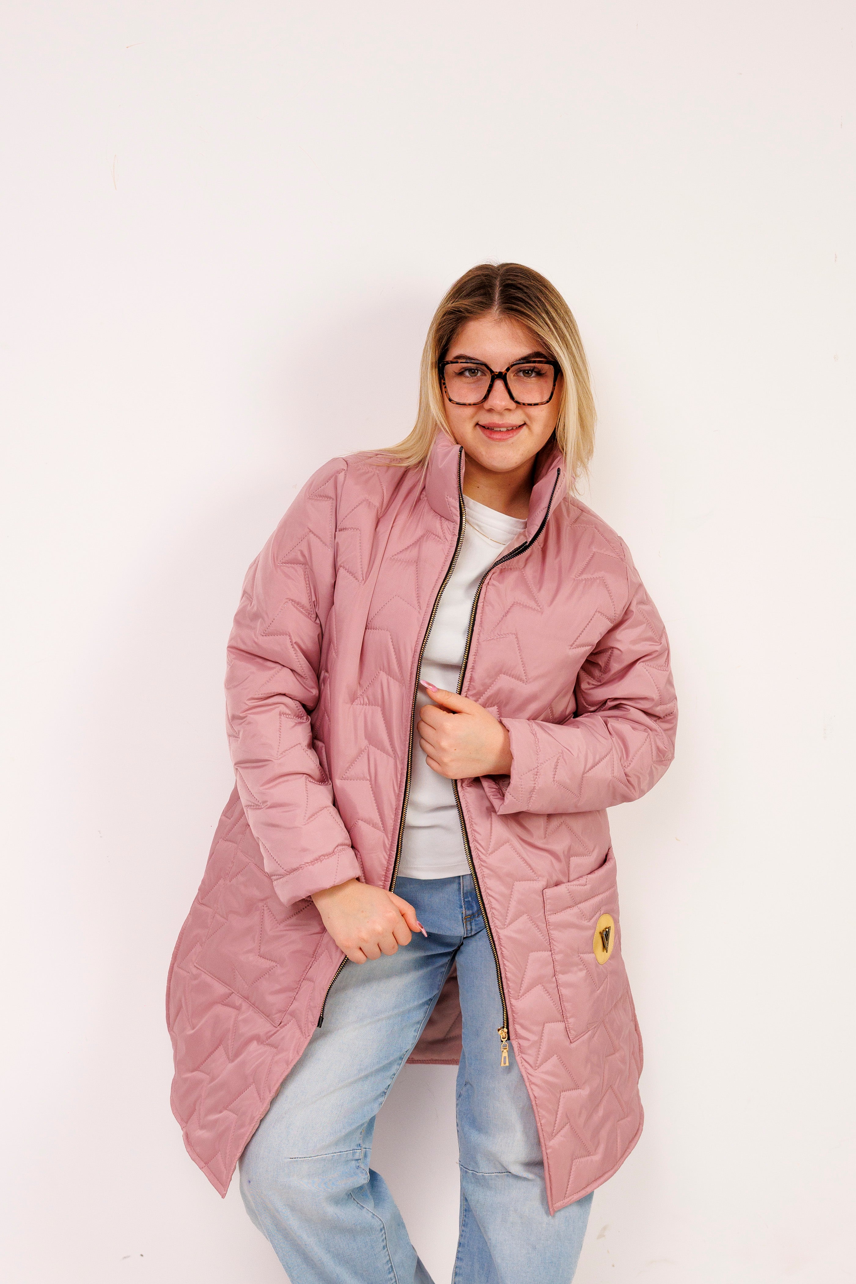 Damska kurtka pikowana plus size ze stójką – polska produkcja, rozcięcia po bokach Brudny róż