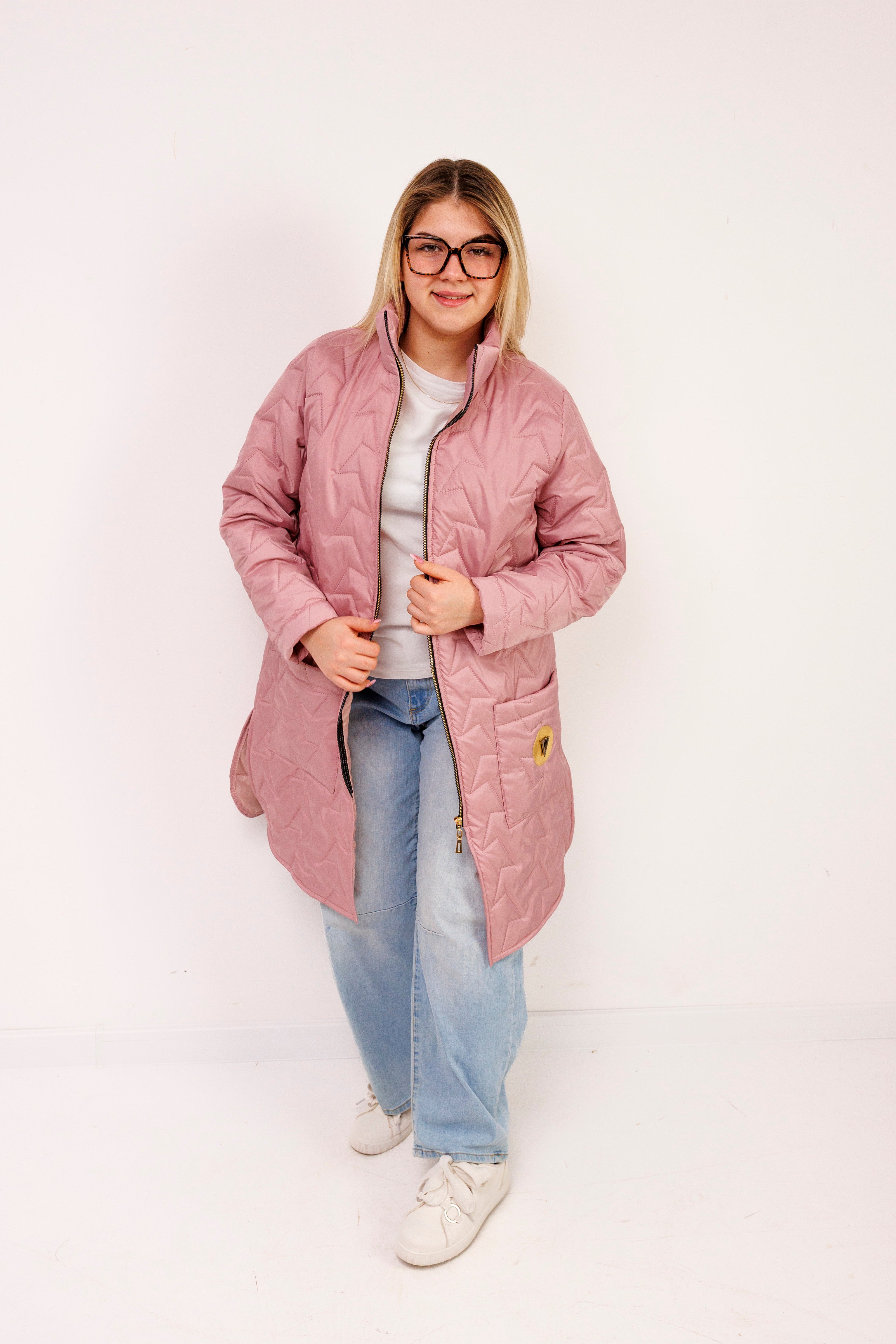 Damska kurtka pikowana plus size ze stójką – polska produkcja, rozcięcia po bokach Brudny róż