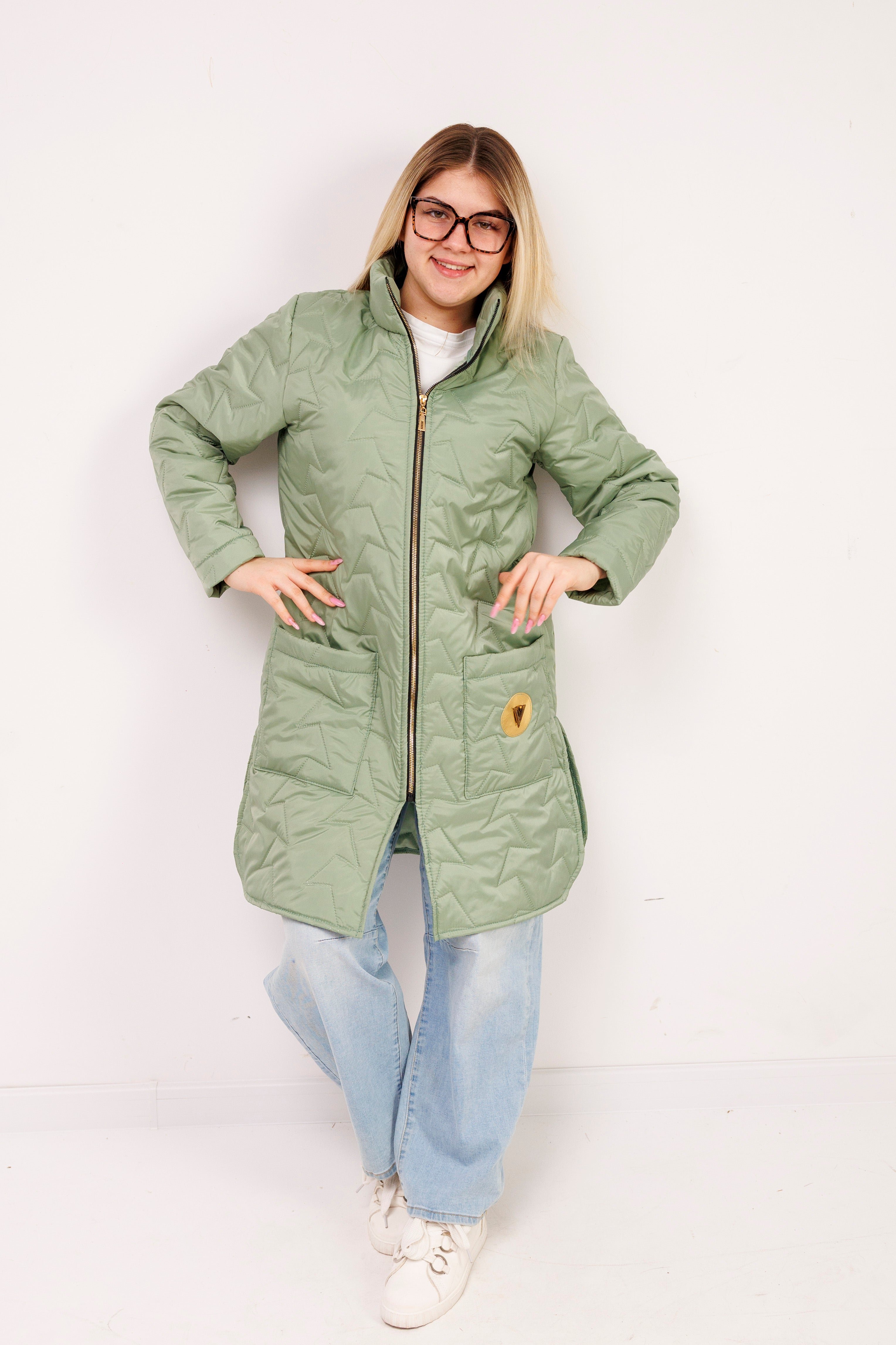 Damska kurtka pikowana plus size ze stójką – polska produkcja, rozcięcia po bokach Szałwia