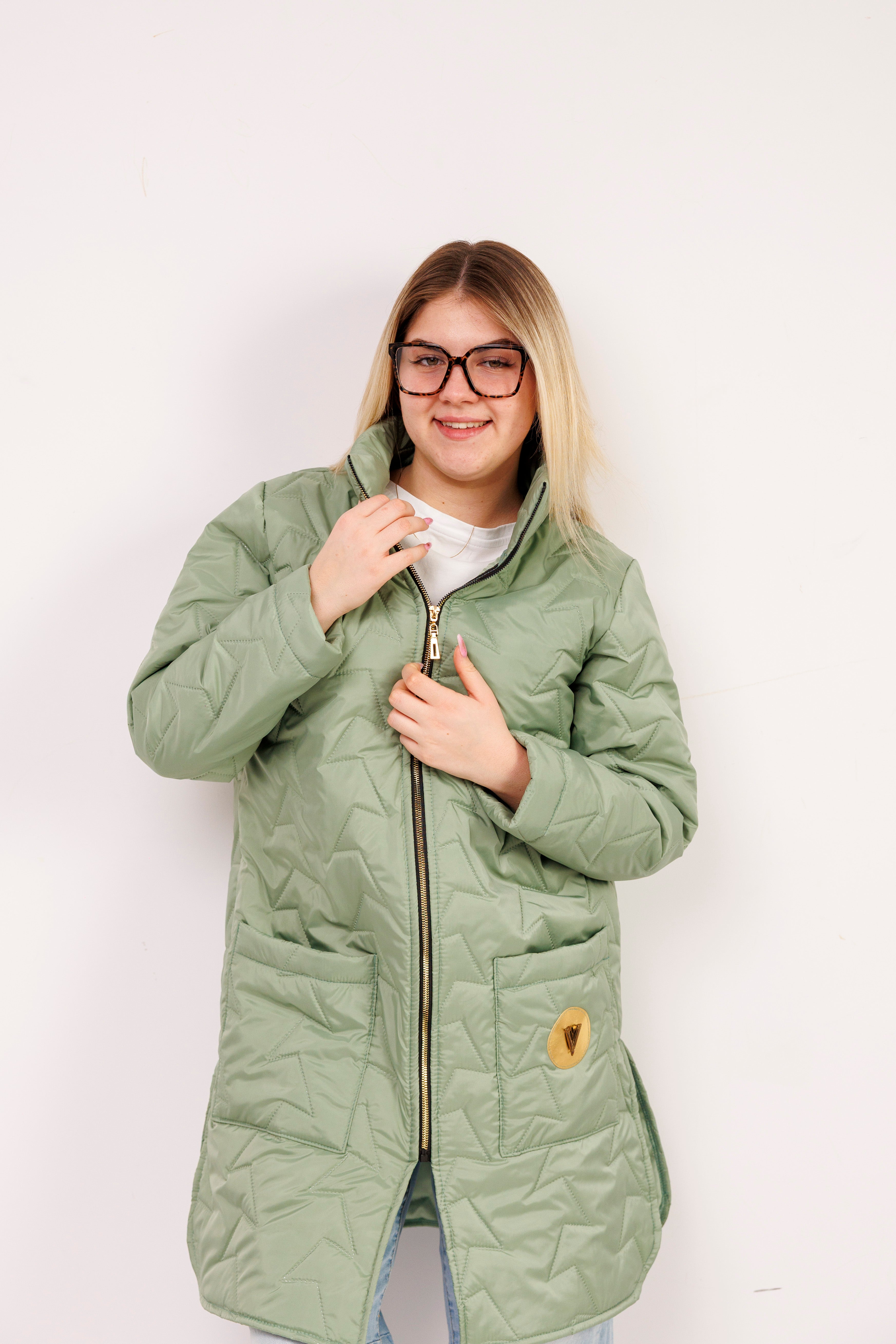 Damska kurtka pikowana plus size ze stójką – polska produkcja, rozcięcia po bokach Szałwia