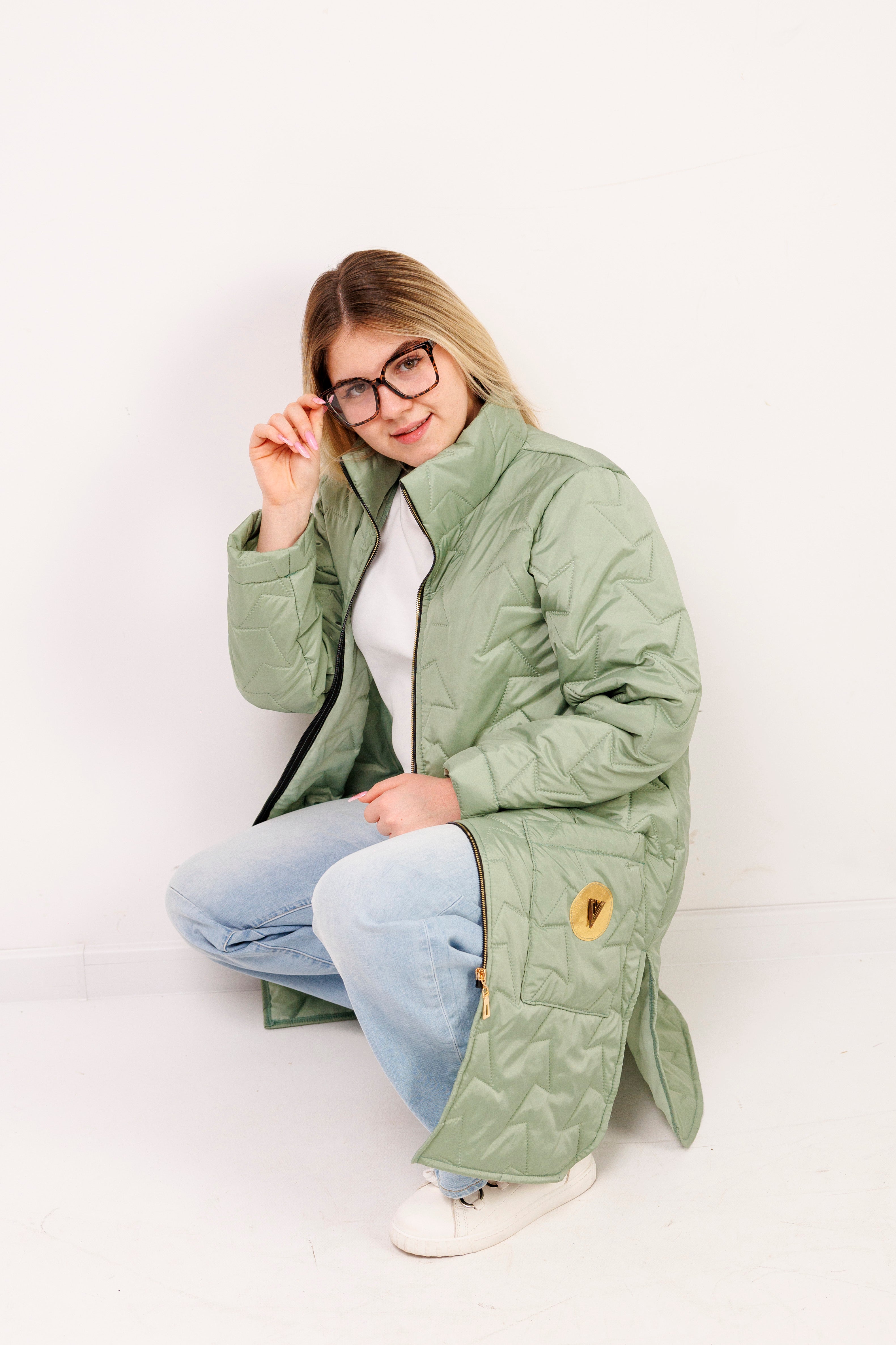 Damska kurtka pikowana plus size ze stójką – polska produkcja, rozcięcia po bokach Szałwia