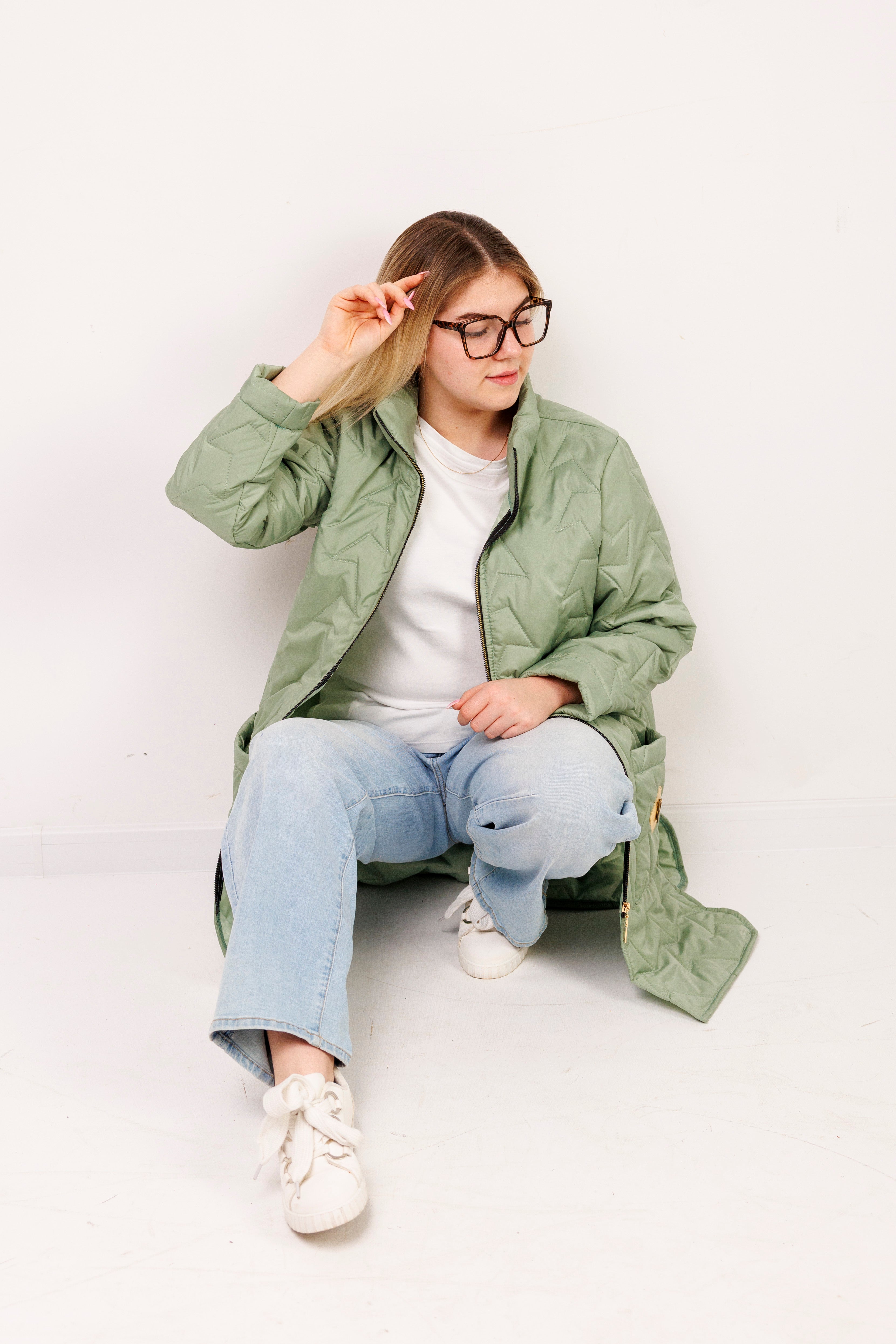 Damska kurtka pikowana plus size ze stójką – polska produkcja, rozcięcia po bokach Szałwia