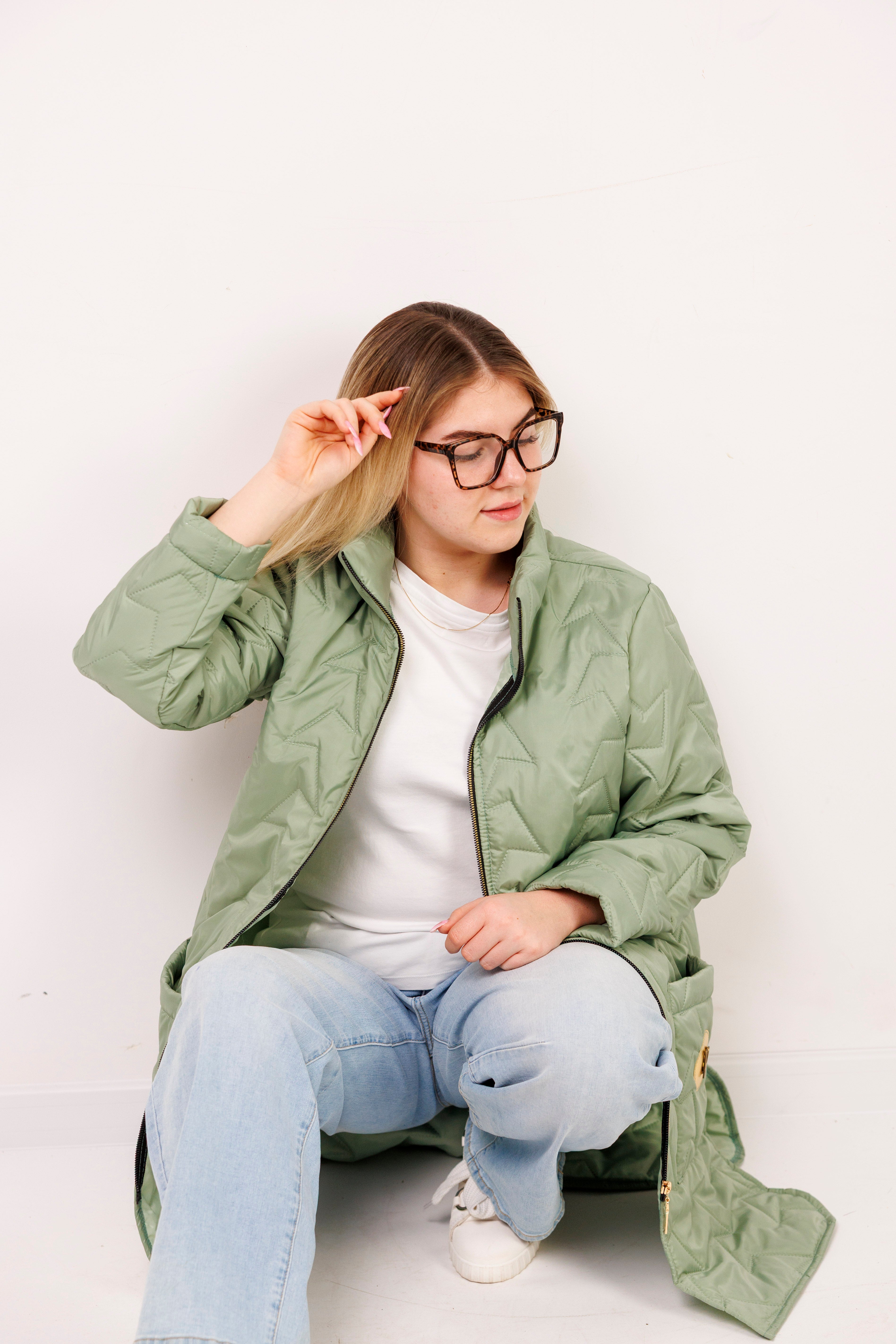 Damska kurtka pikowana plus size ze stójką – polska produkcja, rozcięcia po bokach Szałwia