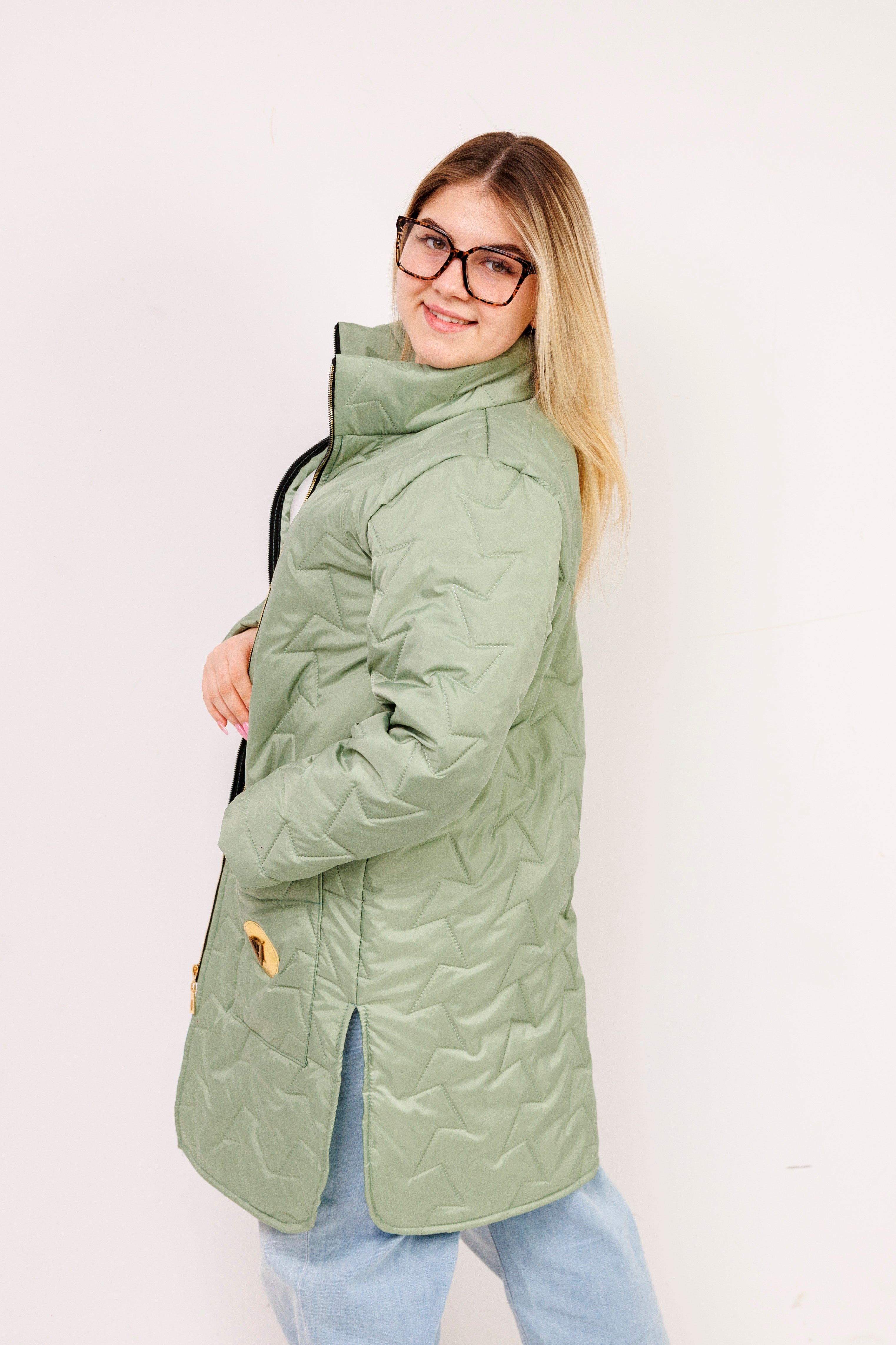 Damska kurtka pikowana plus size ze stójką – polska produkcja, rozcięcia po bokach Szałwia