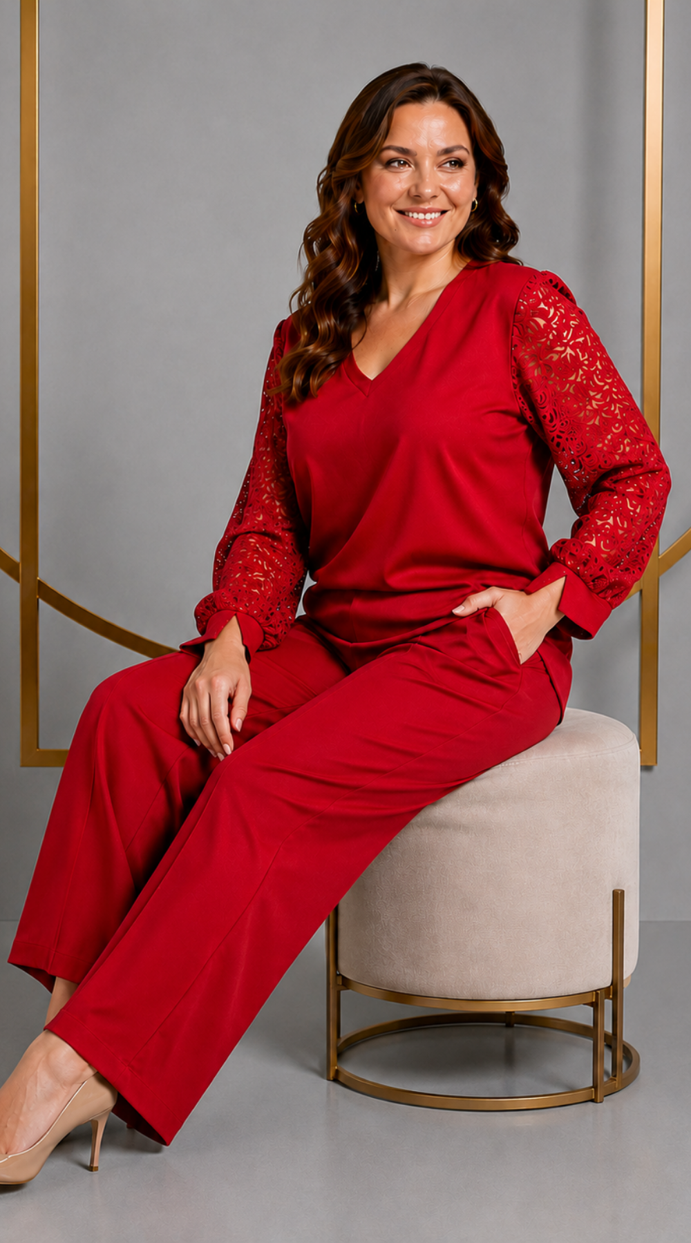 Elegancki komplet damski plus size – spodnie i bluzka z koronkowym rękawem, polska produkcja Czerwony