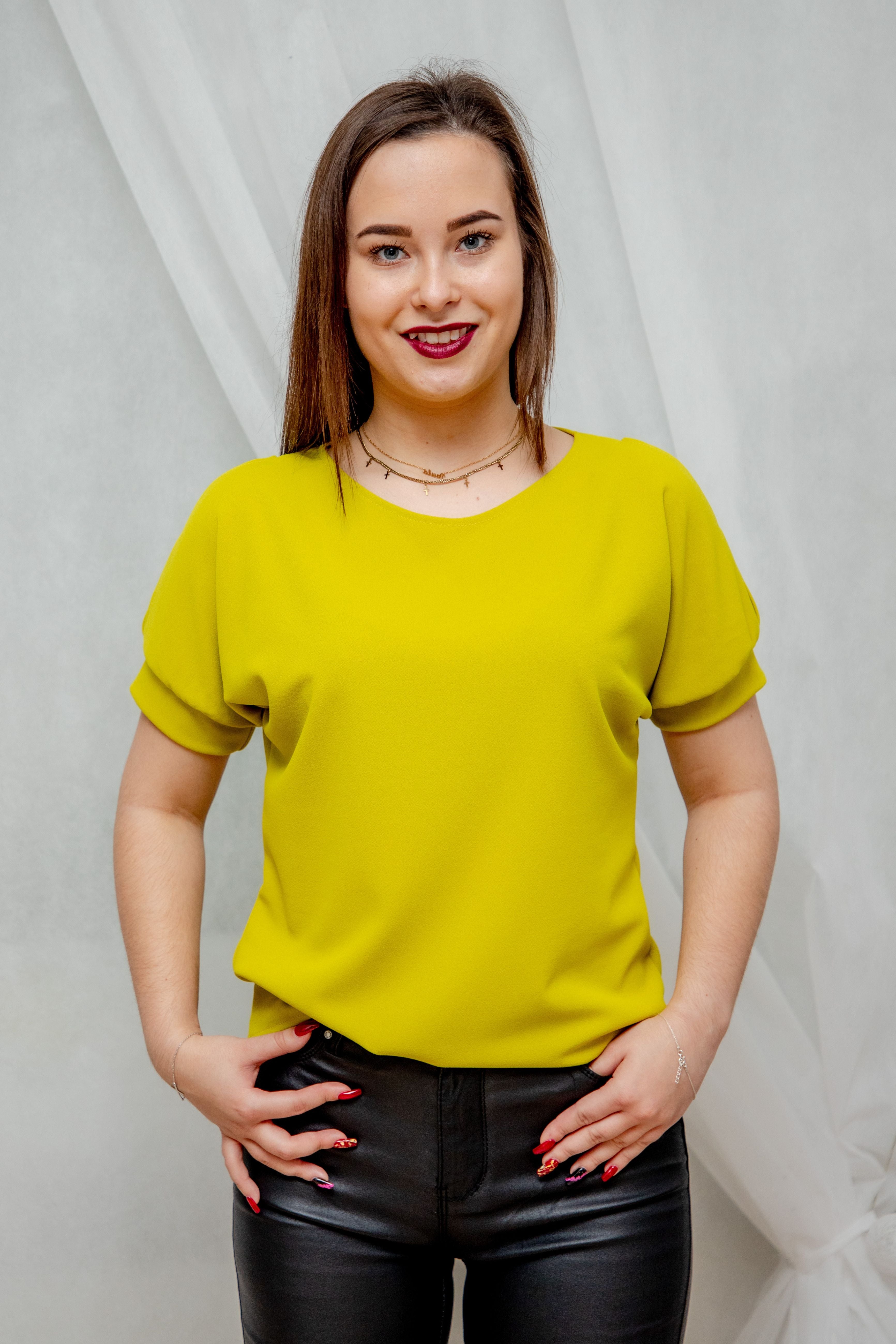 Śliczna przewiewna bluzka z przepięknym krótkim rękawem Limonka