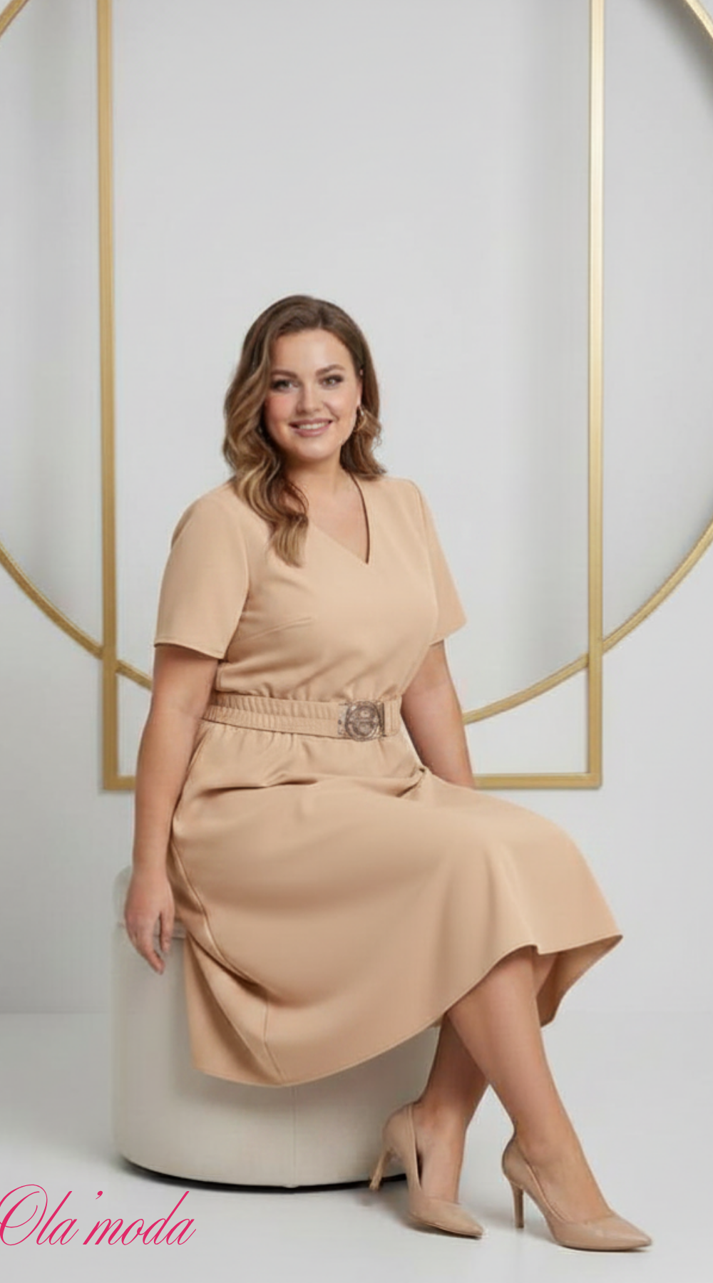 Elegancka sukienka midi z paskiem – polska produkcja, duże rozmiary Beż