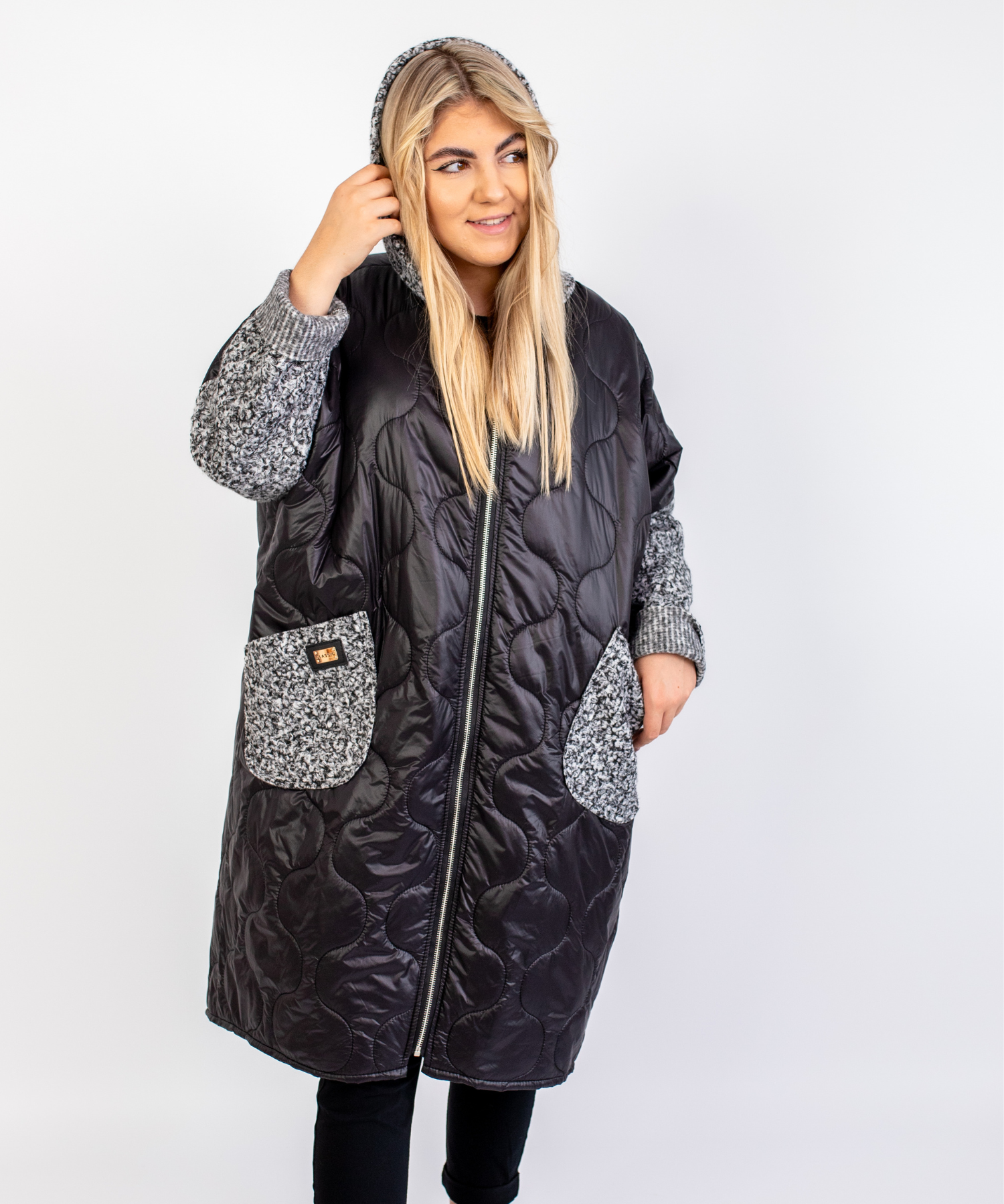 Przejściowy płaszcz damski pikówka oversize z buklą Czarny-Szary