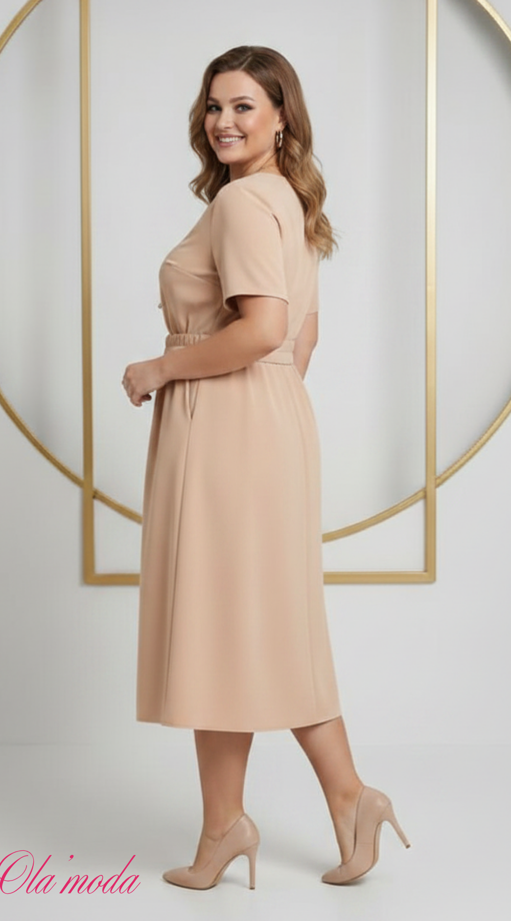 Elegancka sukienka midi z paskiem – polska produkcja, duże rozmiary Beż