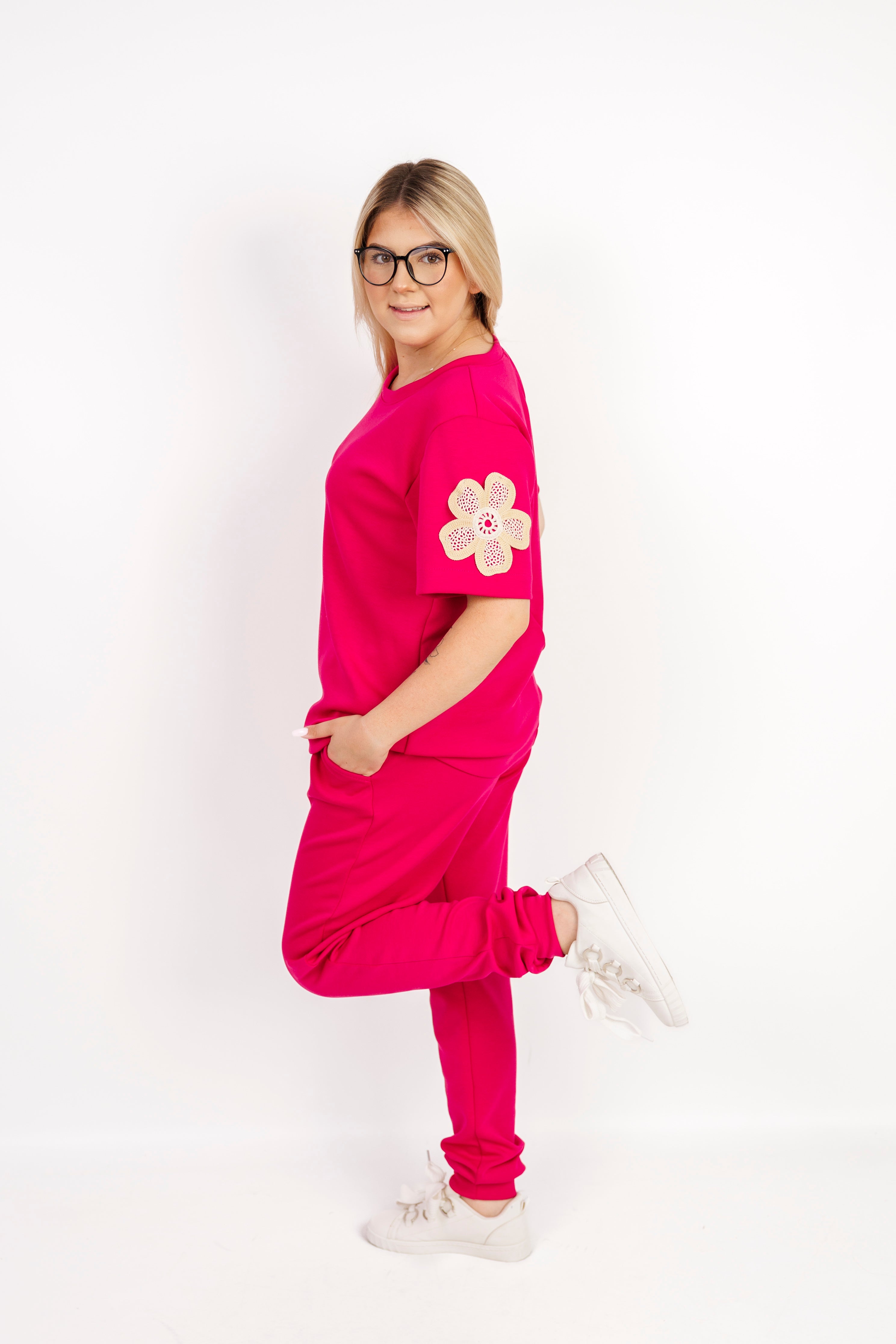 Damski dres z aplikacją kwiatową – 100% Masełko Fuksja