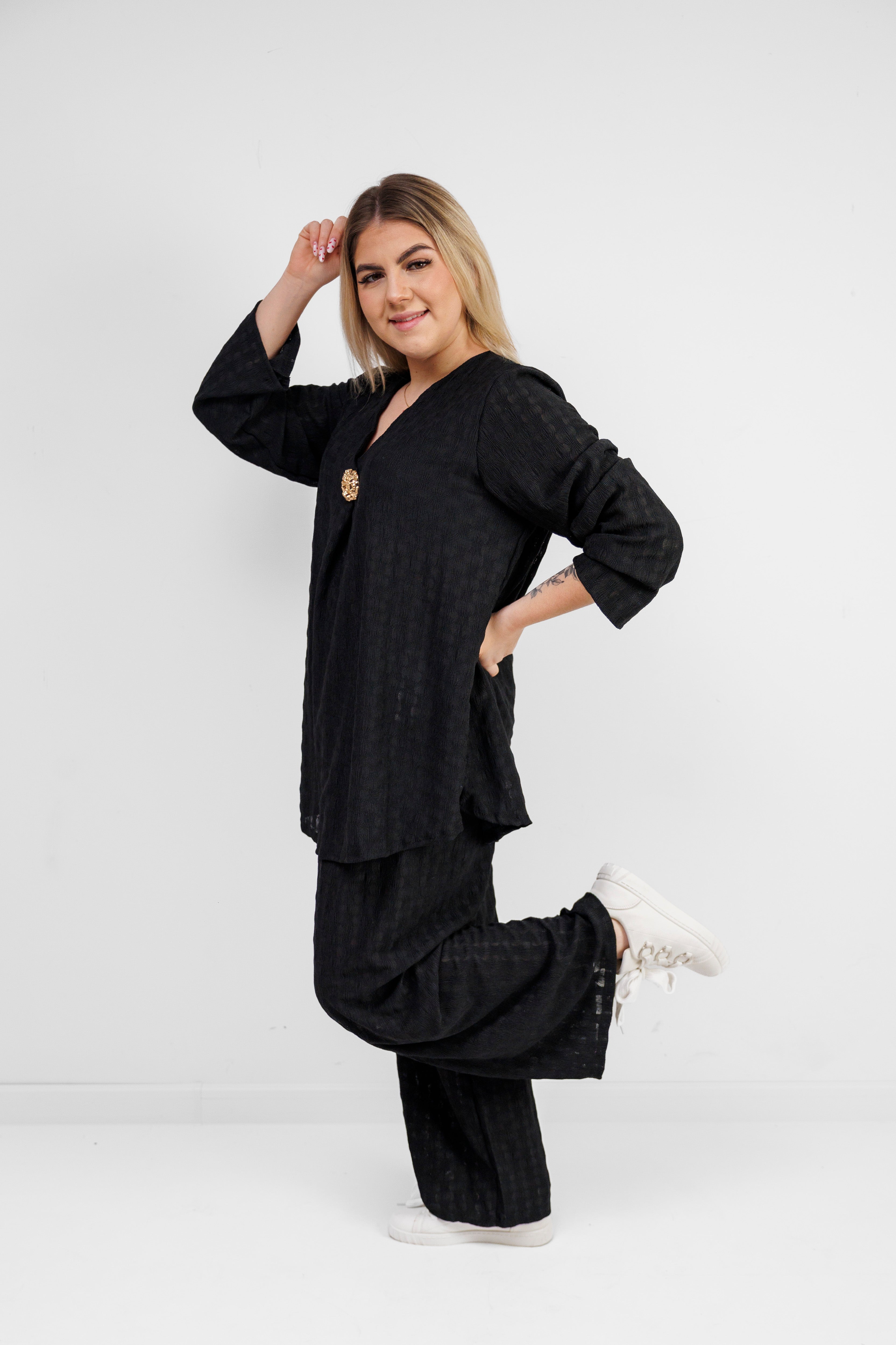 Zwiewny komplet z wiskozy z dekoracyjną broszką Czarny