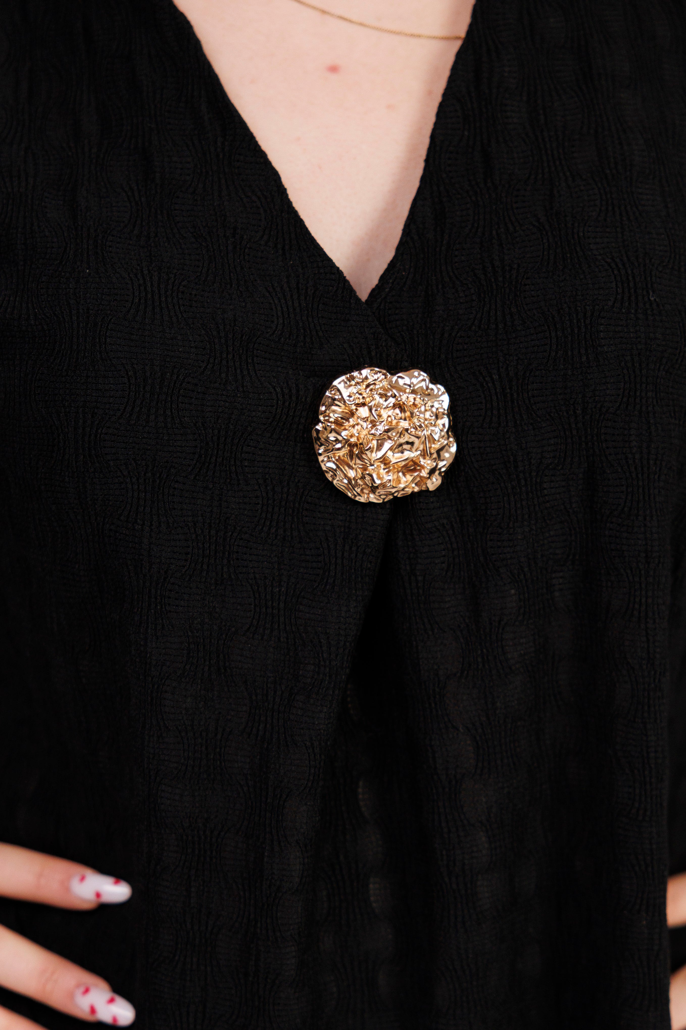 Zwiewny komplet z wiskozy z dekoracyjną broszką Czarny