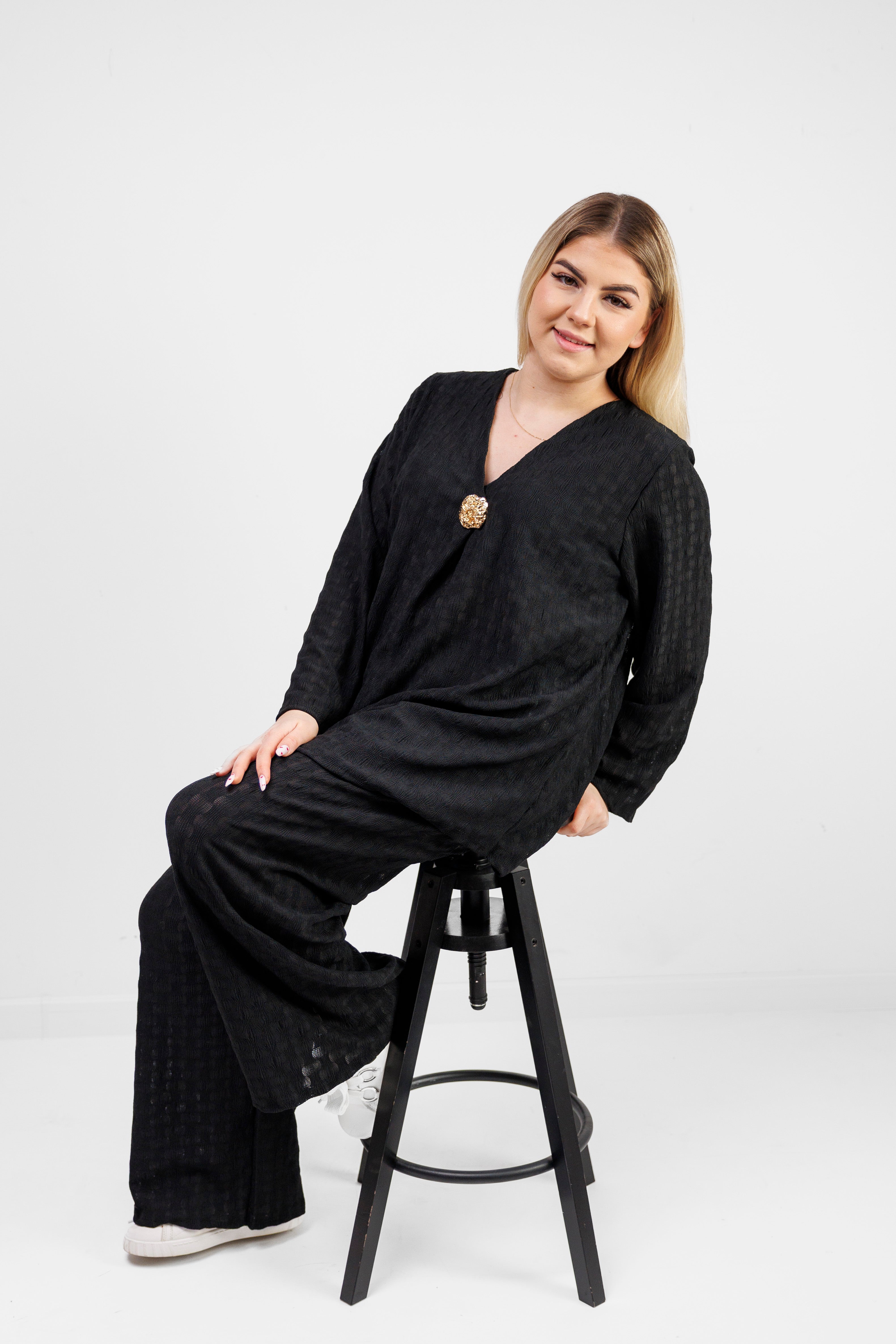 Zwiewny komplet z wiskozy z dekoracyjną broszką Czarny