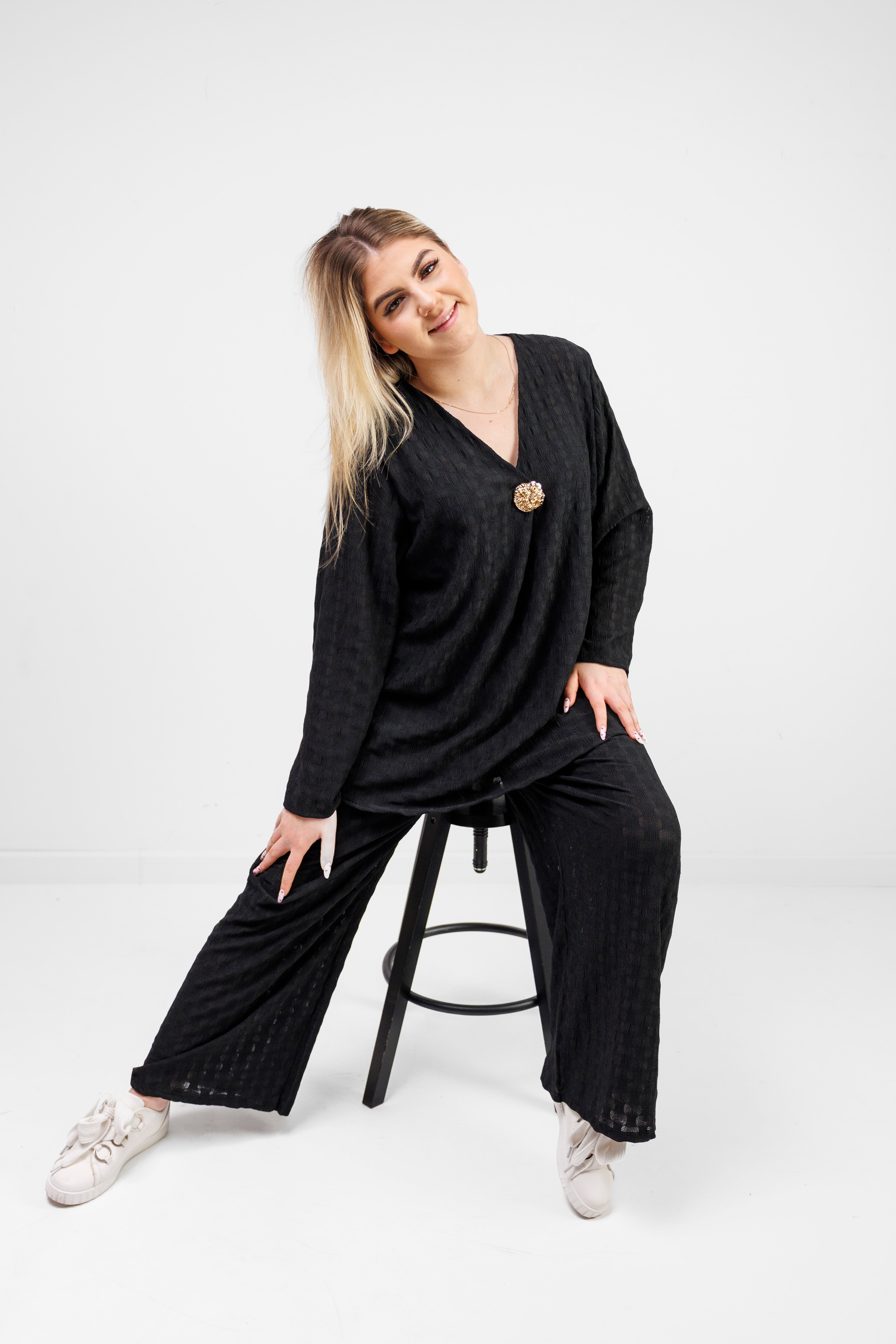 Zwiewny komplet z wiskozy z dekoracyjną broszką Czarny