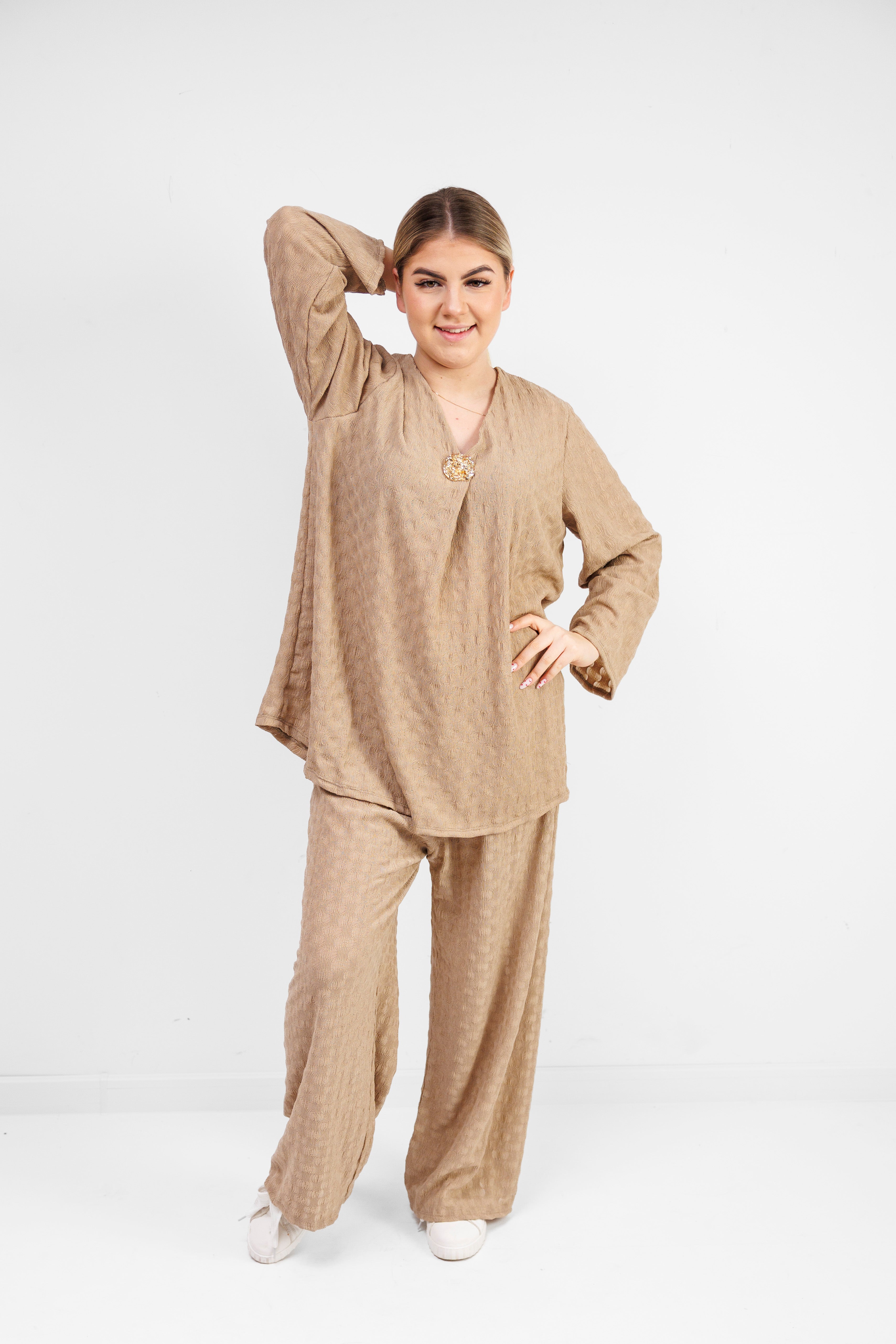 Zwiewny komplet z wiskozy z dekoracyjną broszką Fango