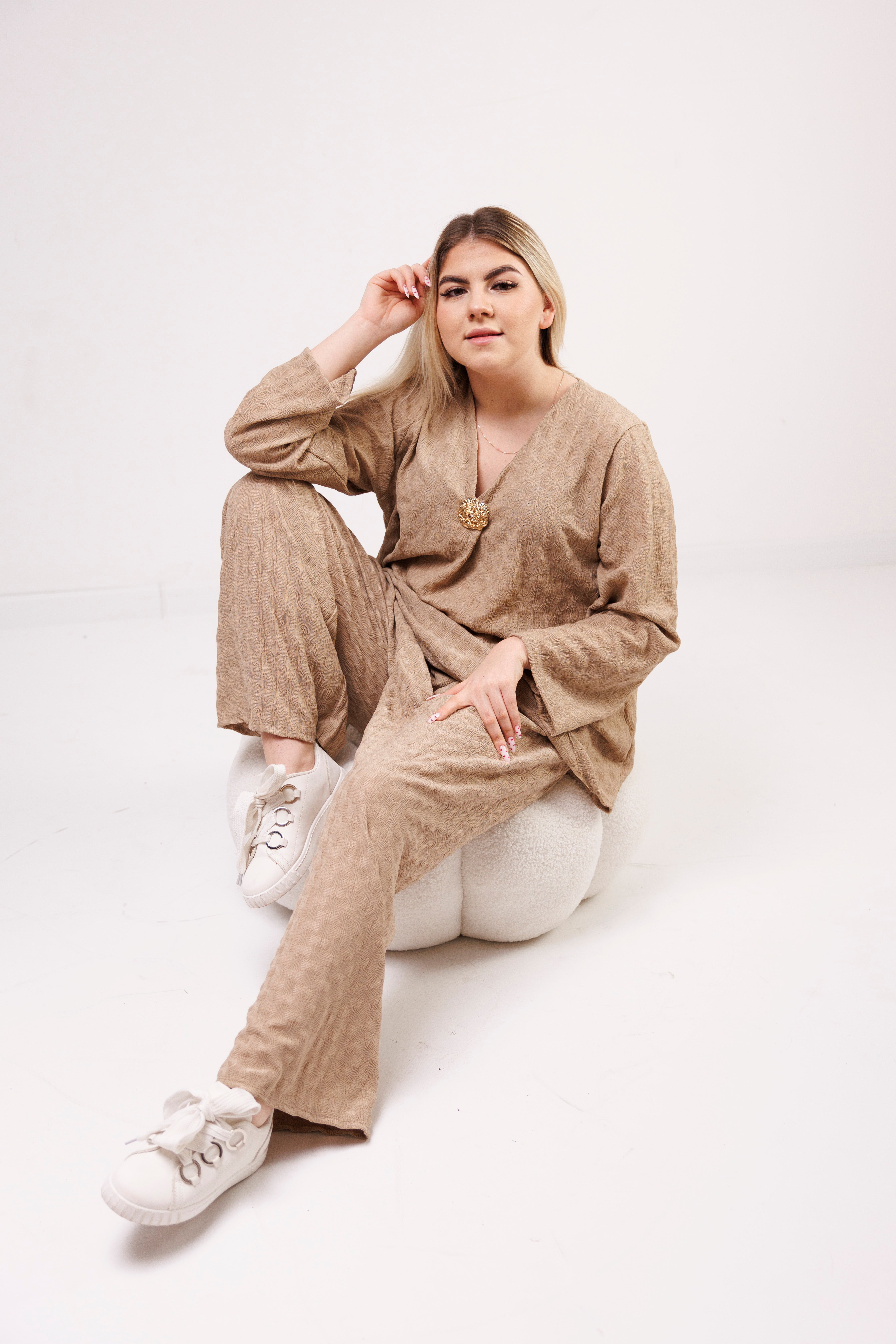 Zwiewny komplet z wiskozy z dekoracyjną broszką Fango