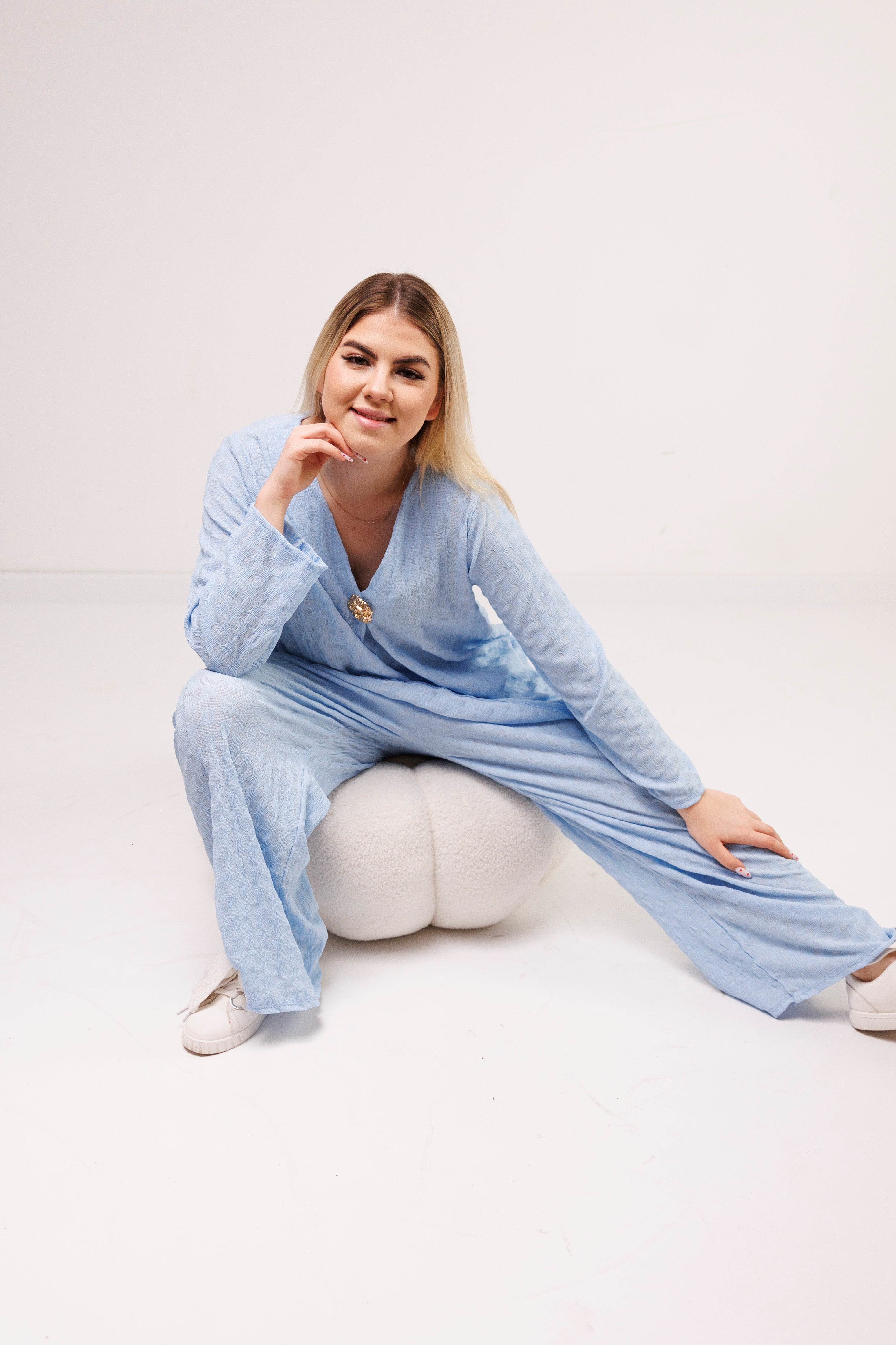 Zwiewny komplet z wiskozy z dekoracyjną broszką Błękit