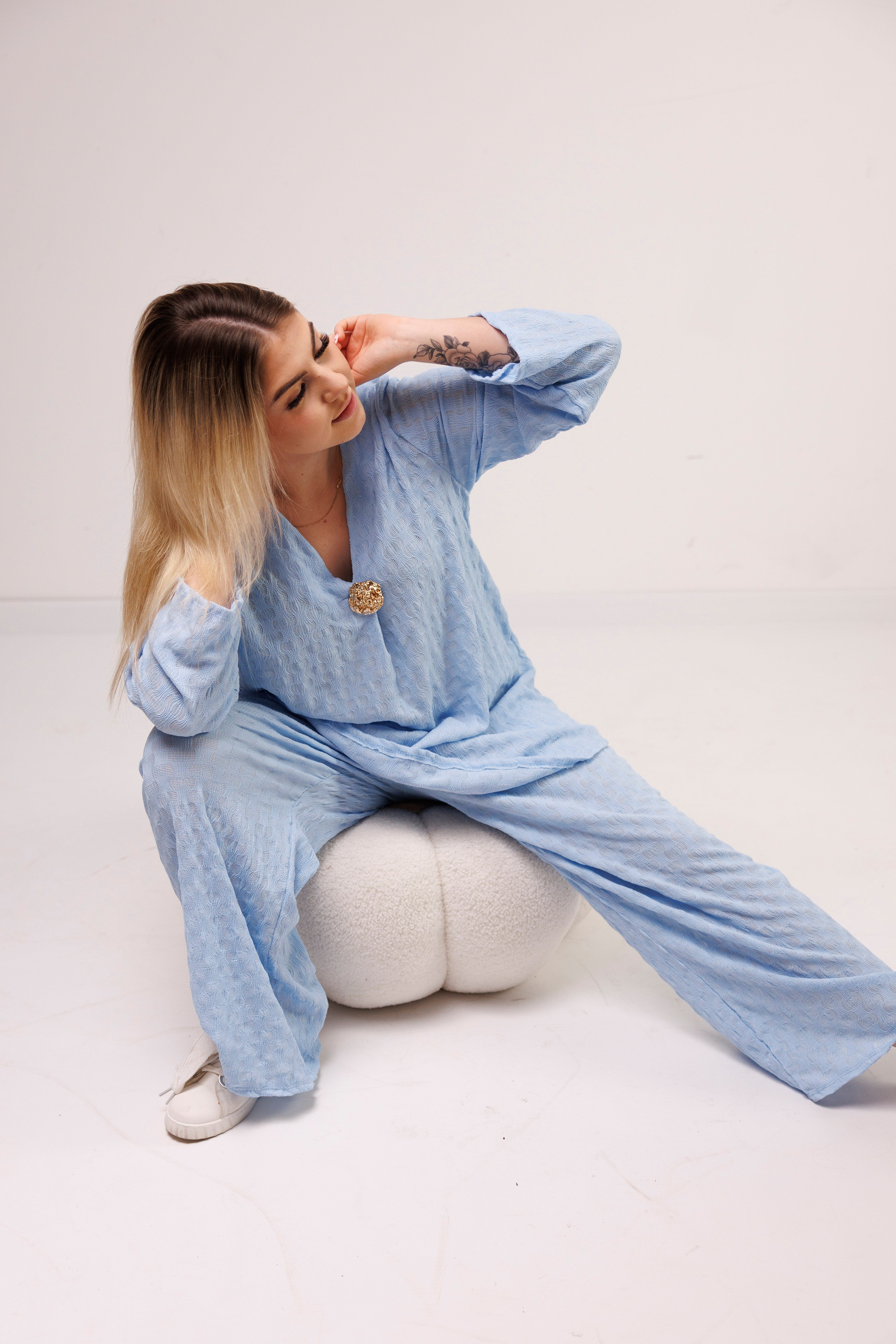 Zwiewny komplet z wiskozy z dekoracyjną broszką Błękit