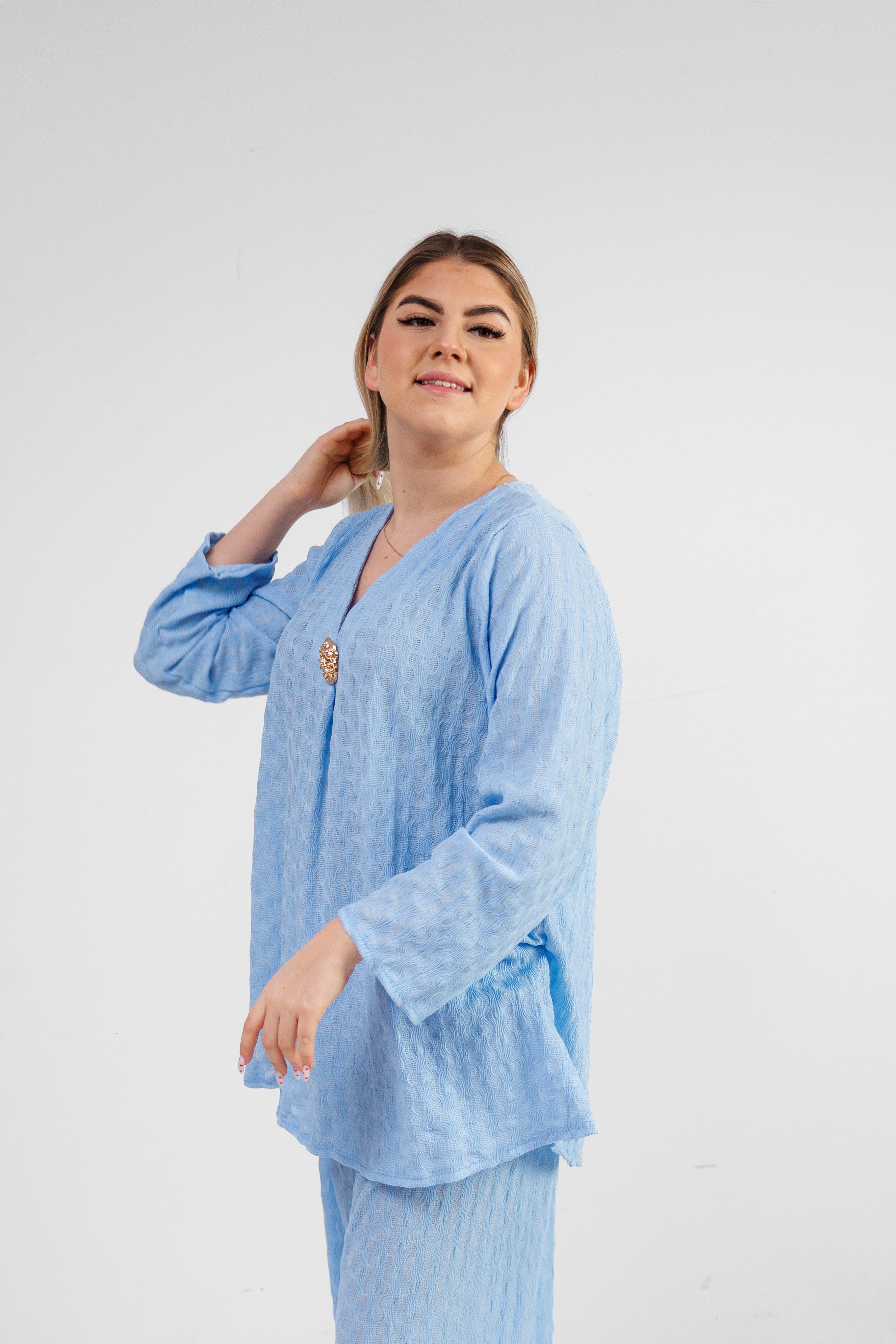 Zwiewny komplet z wiskozy z dekoracyjną broszką Błękit