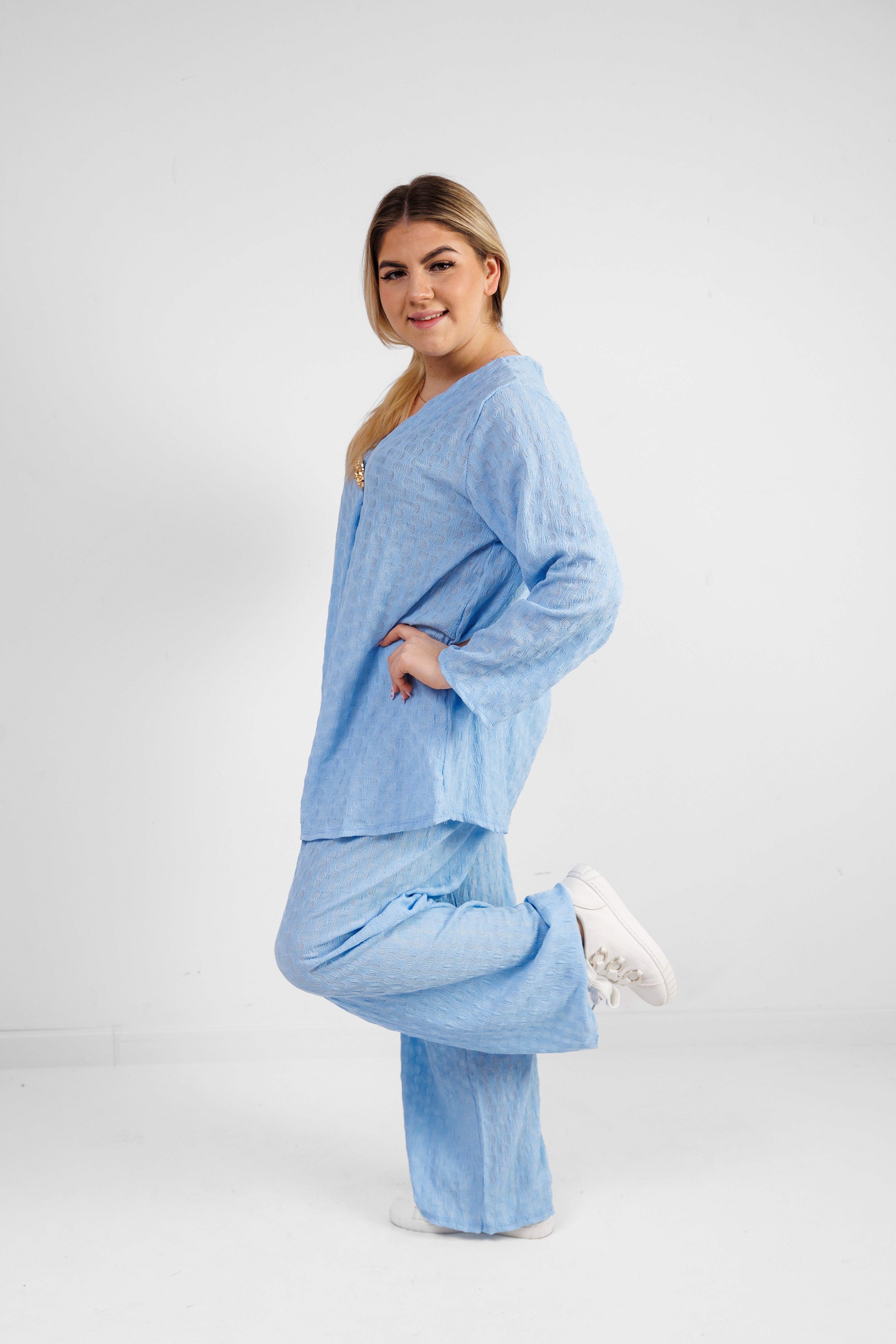 Zwiewny komplet z wiskozy z dekoracyjną broszką Błękit