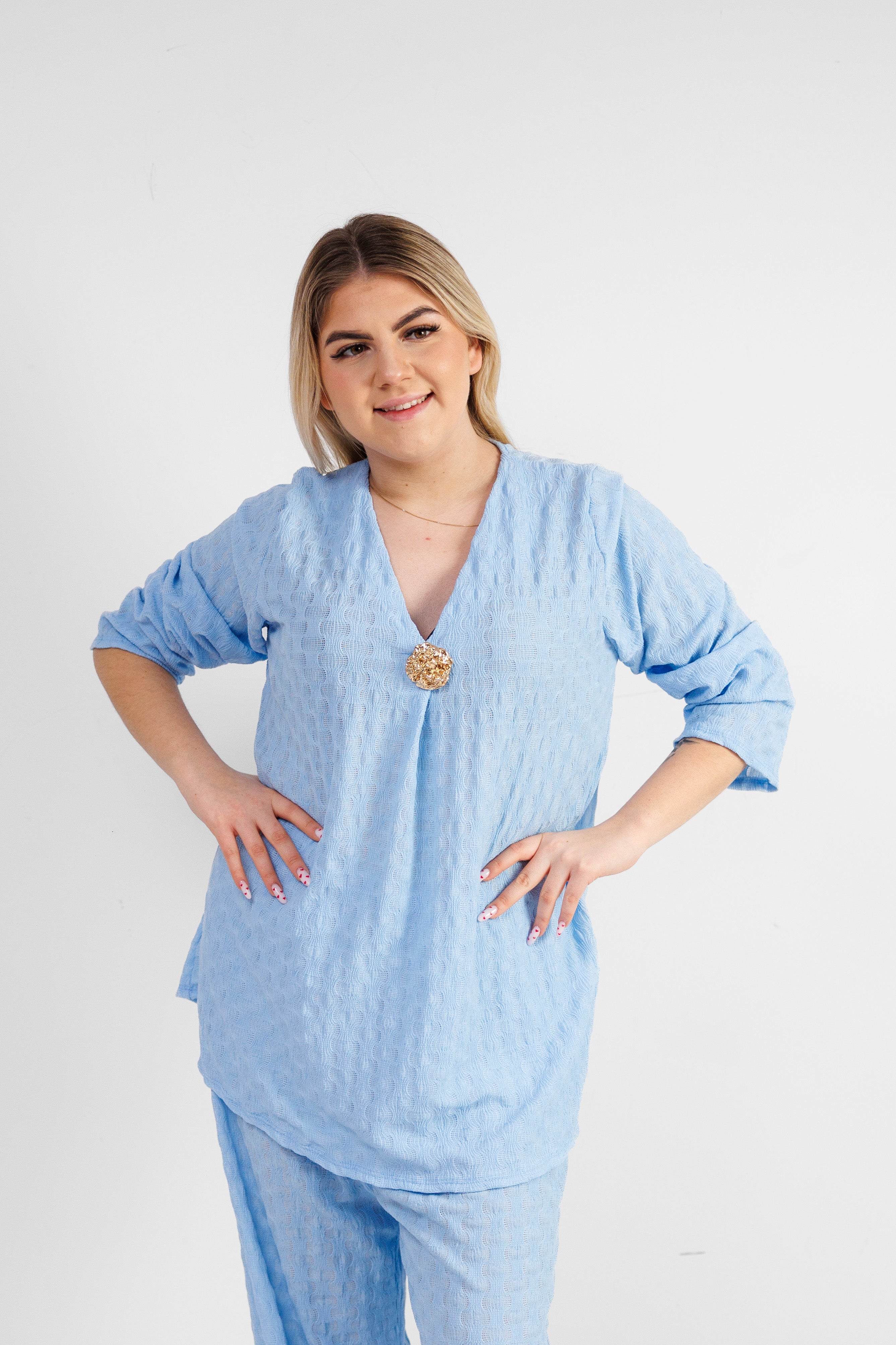 Zwiewny komplet z wiskozy z dekoracyjną broszką Błękit