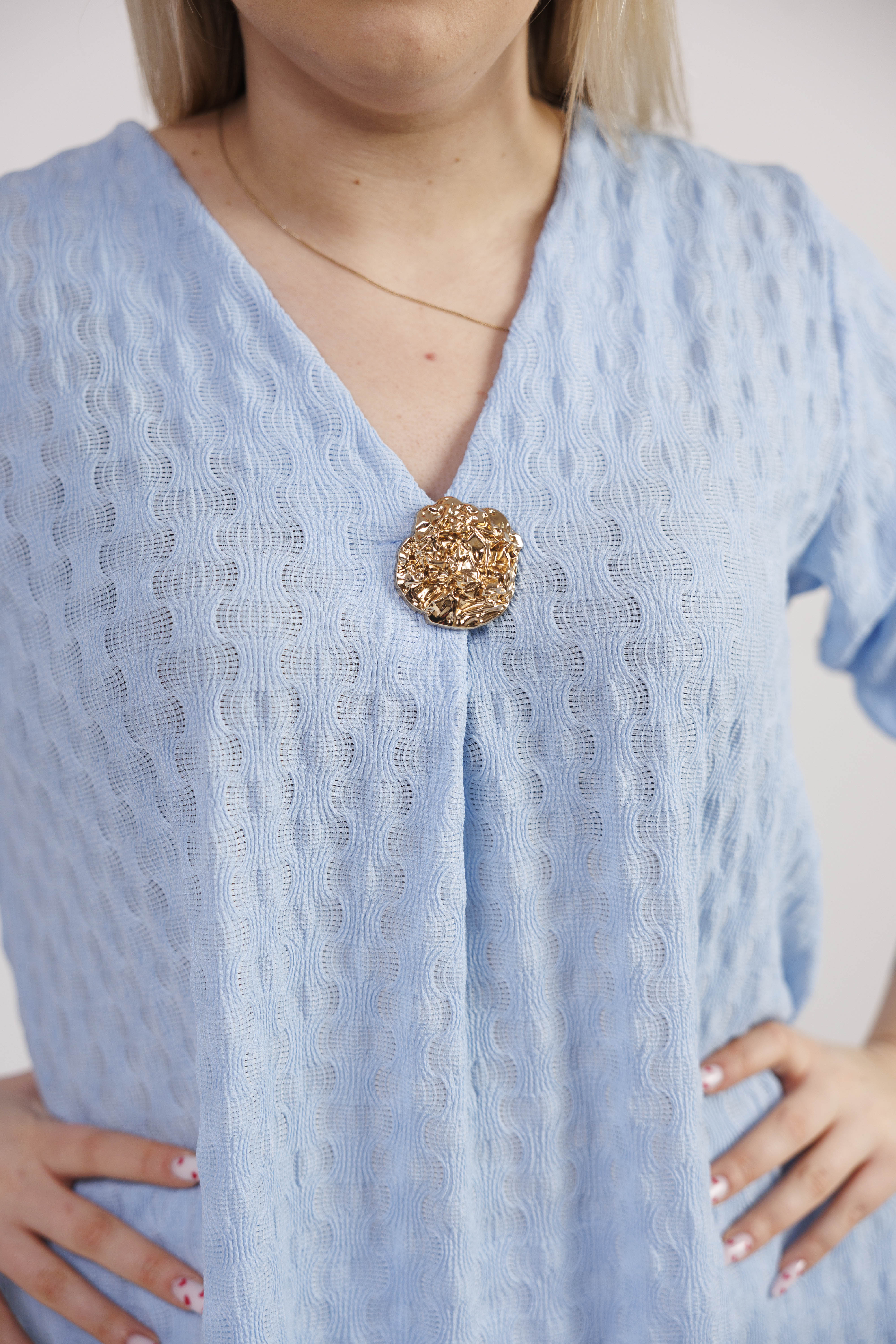 Zwiewny komplet z wiskozy z dekoracyjną broszką Błękit