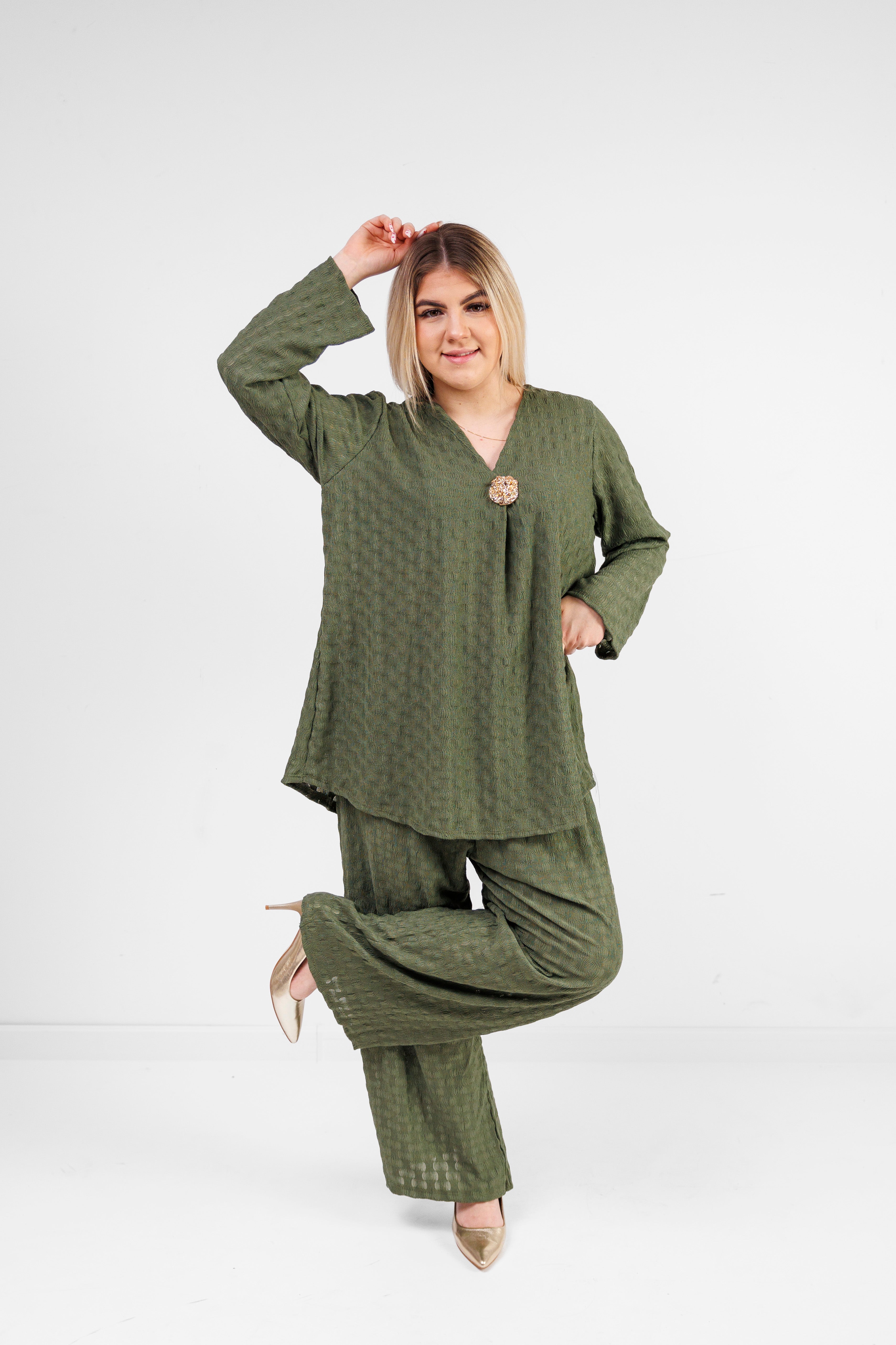 Zwiewny komplet z wiskozy z dekoracyjną broszką Oliwka