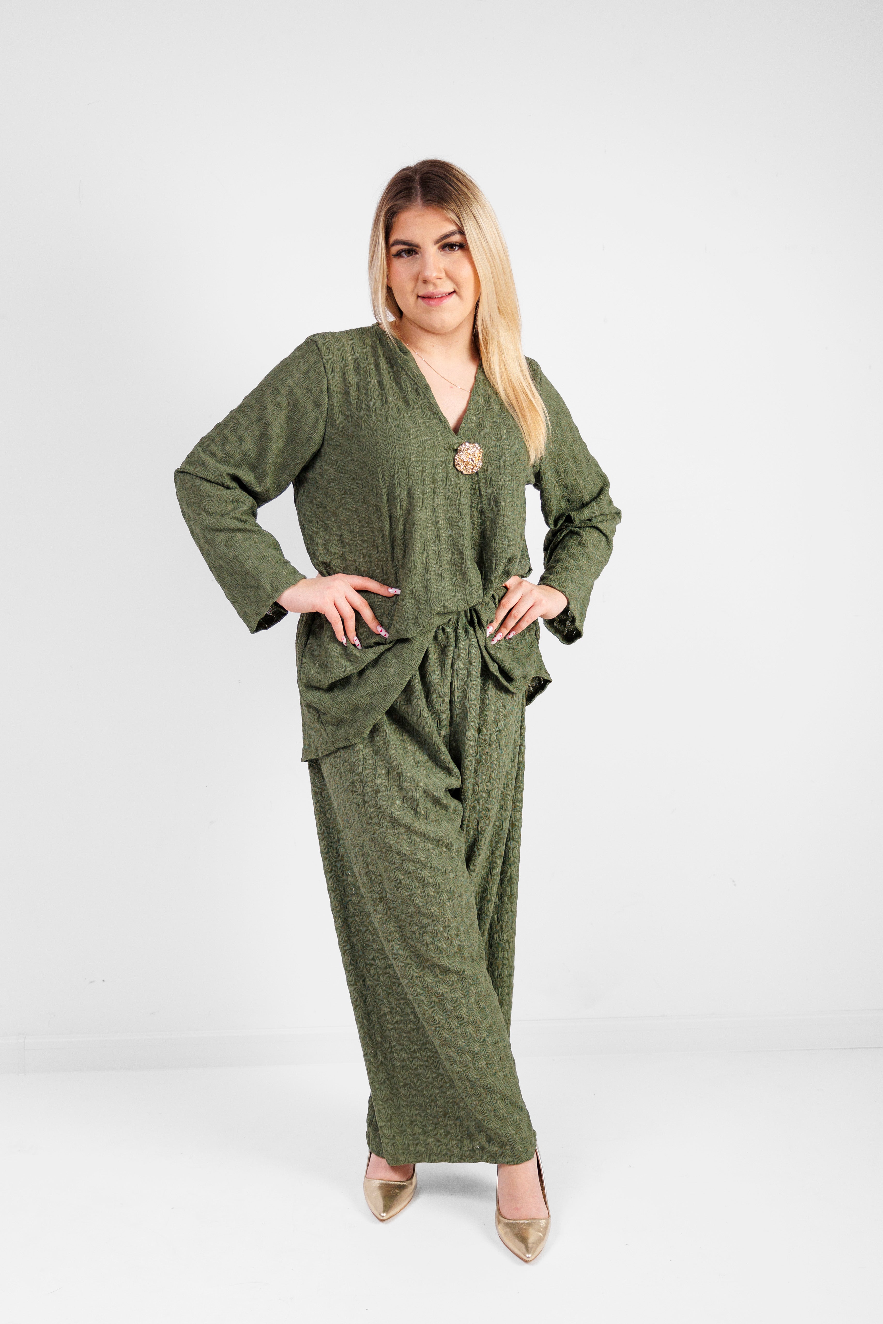Zwiewny komplet z wiskozy z dekoracyjną broszką Oliwka