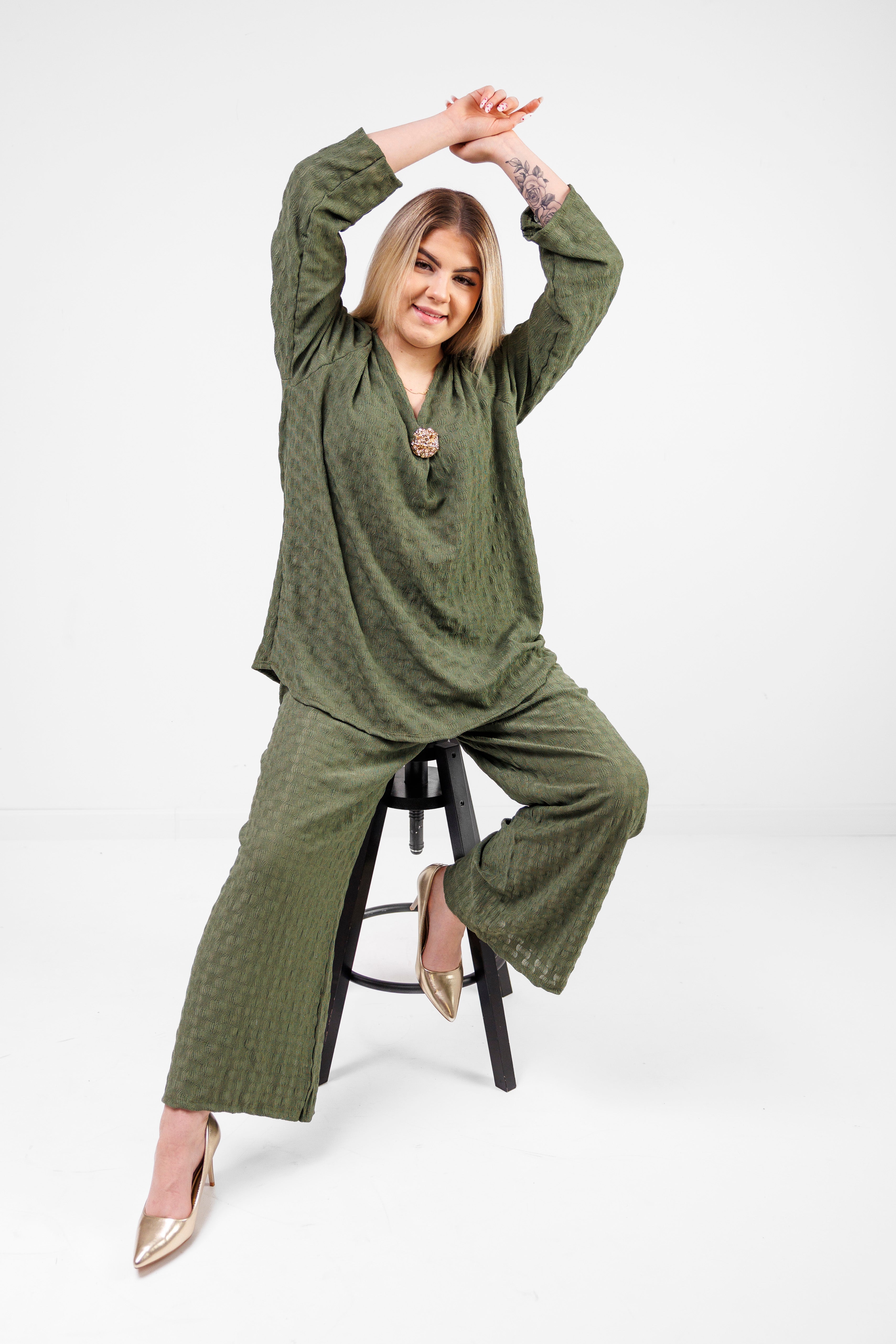 Zwiewny komplet z wiskozy z dekoracyjną broszką Oliwka