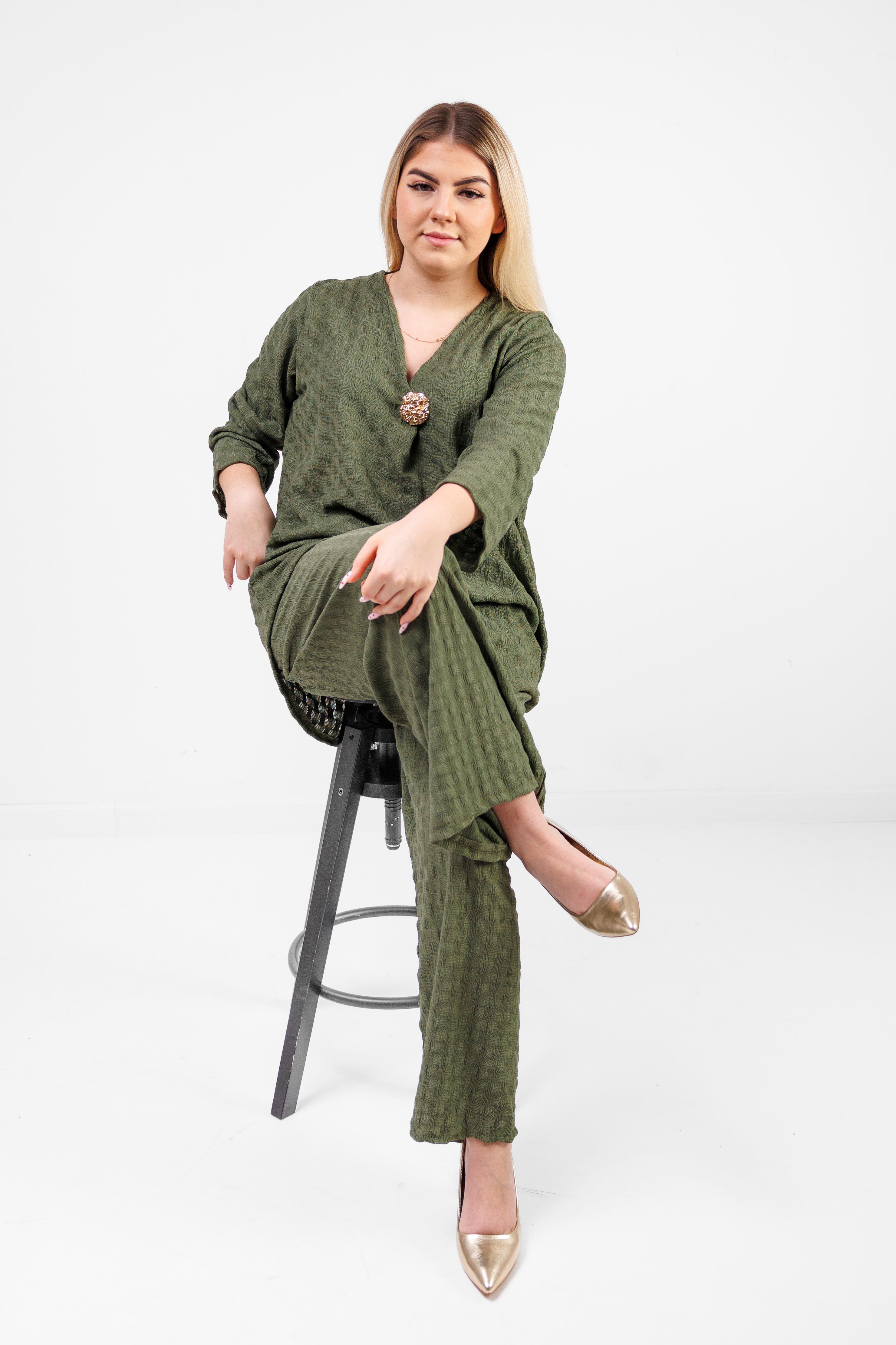 Zwiewny komplet z wiskozy z dekoracyjną broszką Oliwka