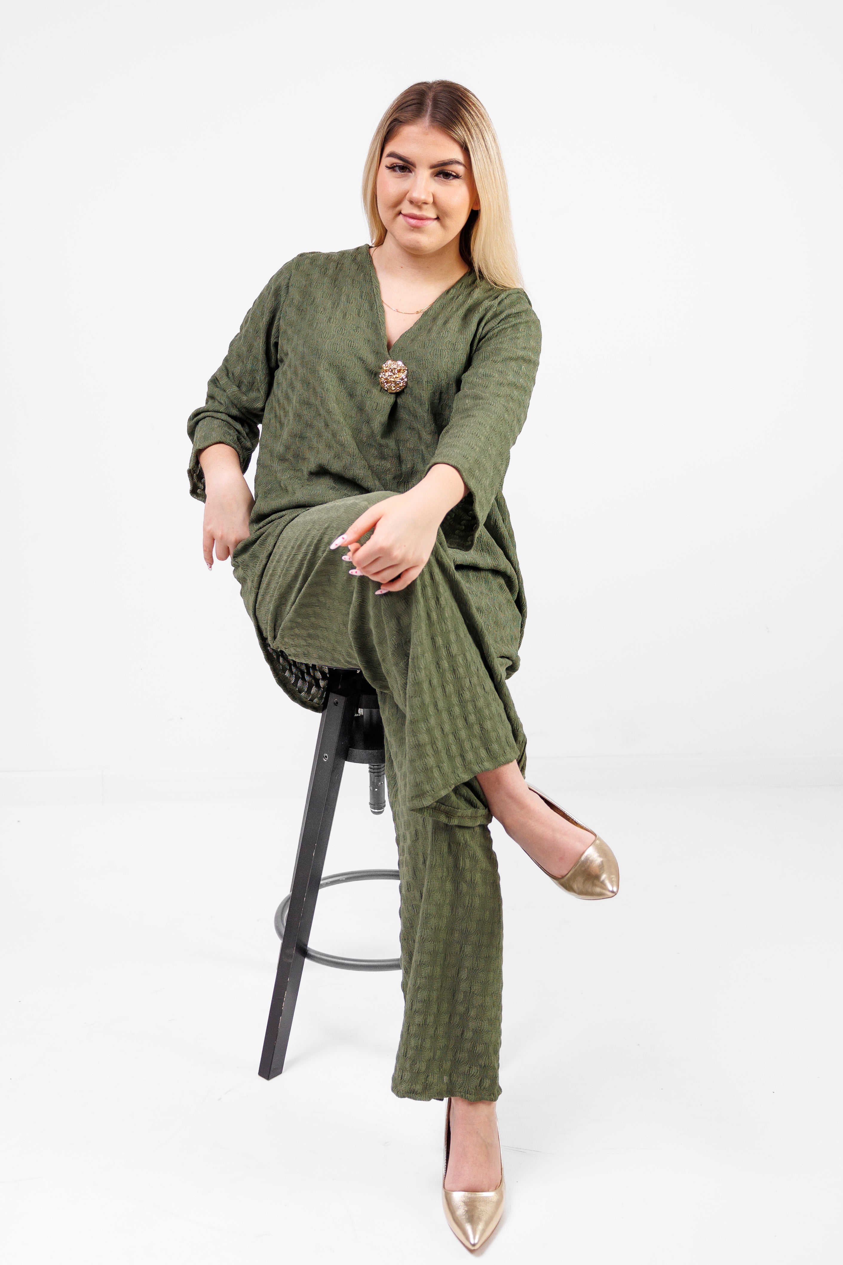 Zwiewny komplet z wiskozy z dekoracyjną broszką Oliwka