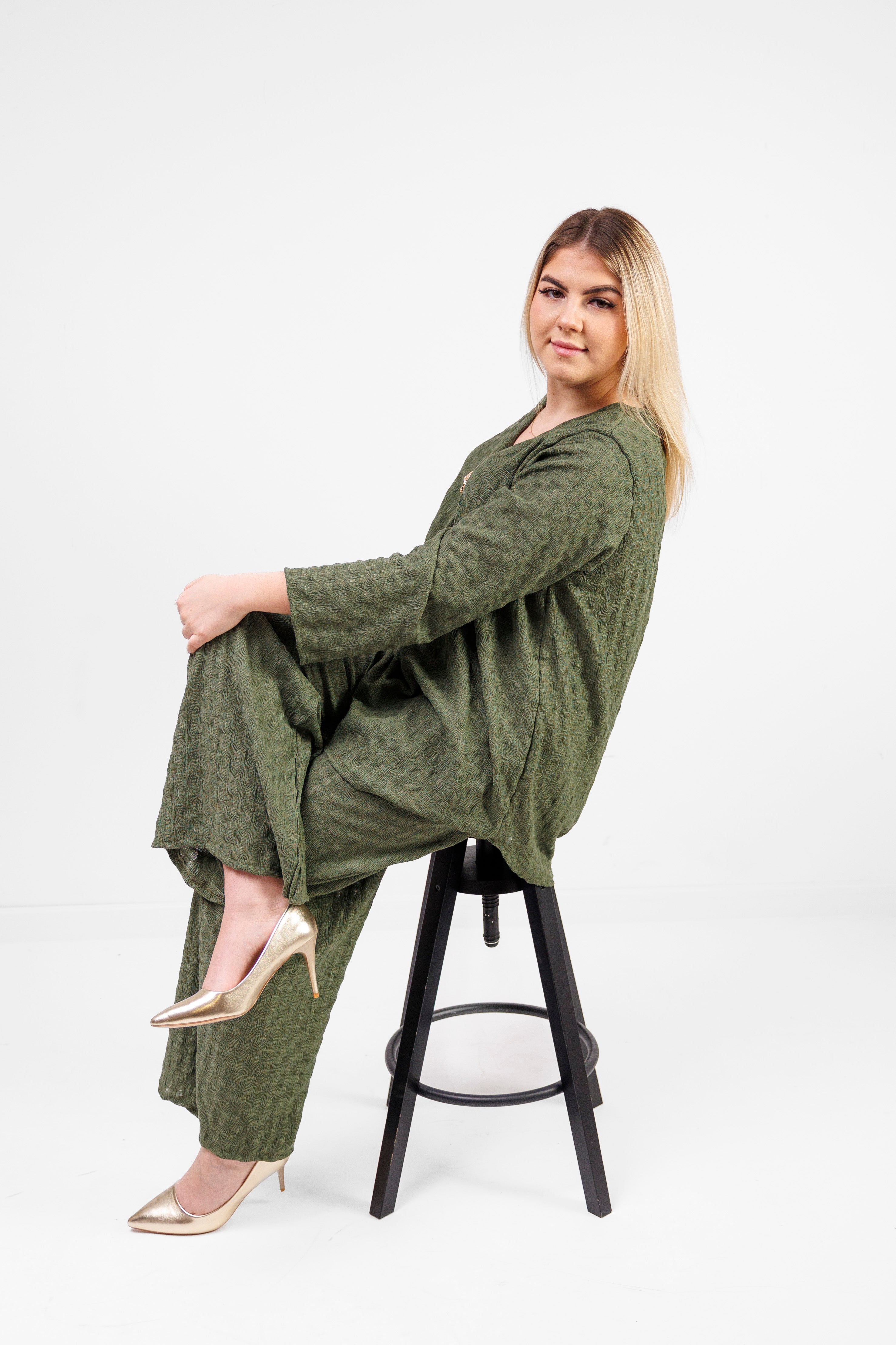 Zwiewny komplet z wiskozy z dekoracyjną broszką Oliwka