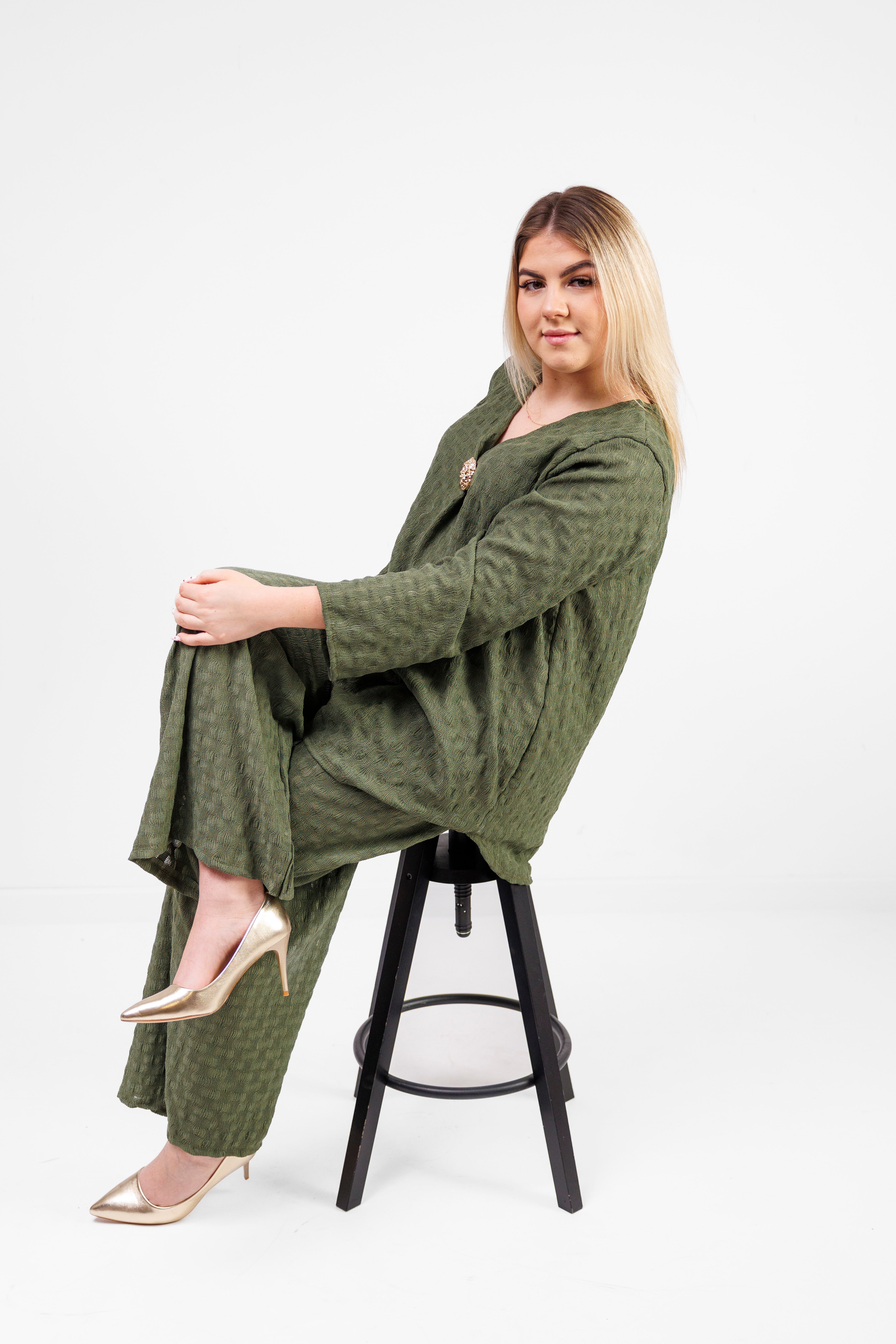 Zwiewny komplet z wiskozy z dekoracyjną broszką Oliwka