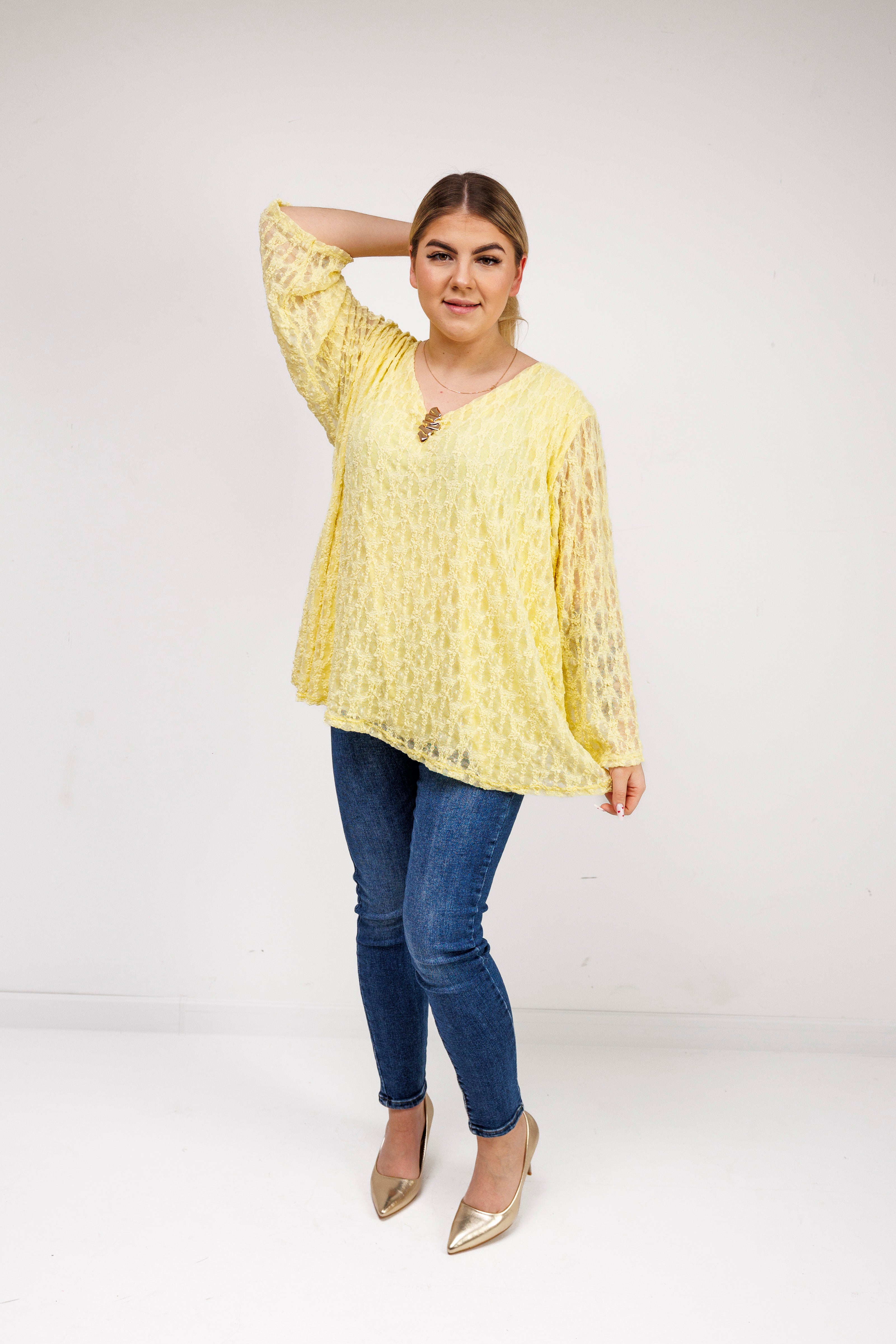 Bluzka z ażurowej koronki z biżuteryjną przypinką Żółty