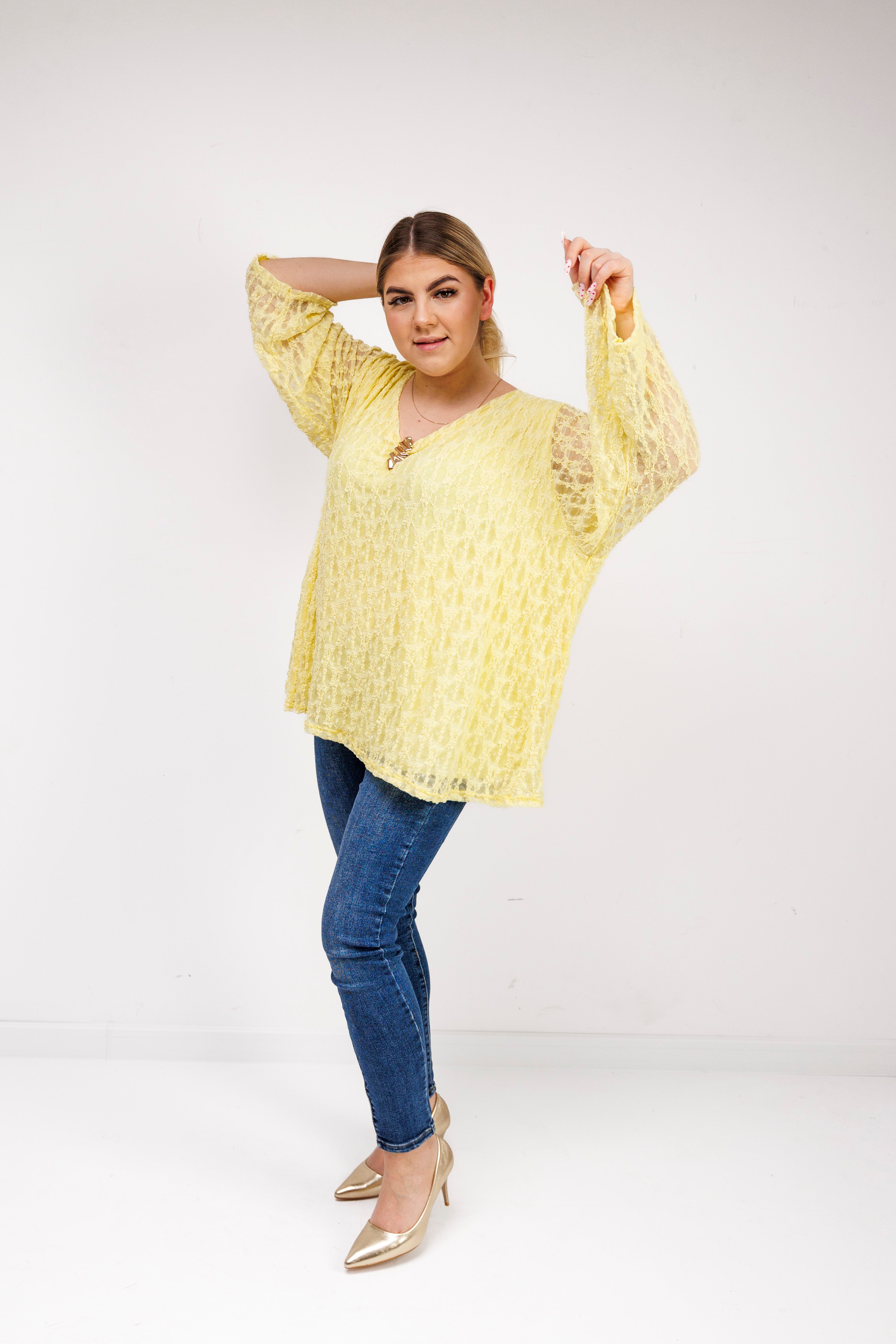 Bluzka z ażurowej koronki z biżuteryjną przypinką Żółty