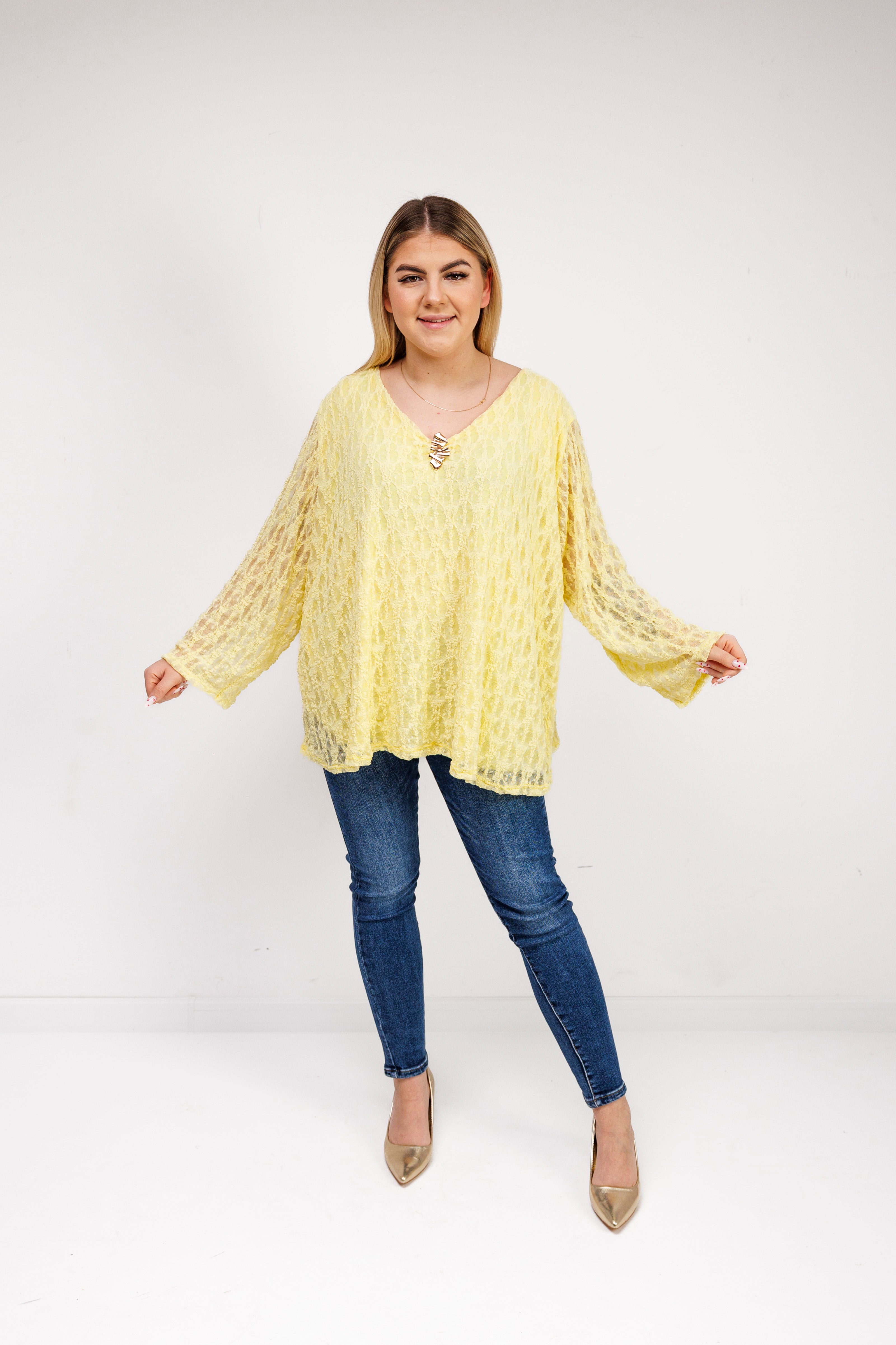 Bluzka z ażurowej koronki z biżuteryjną przypinką Żółty