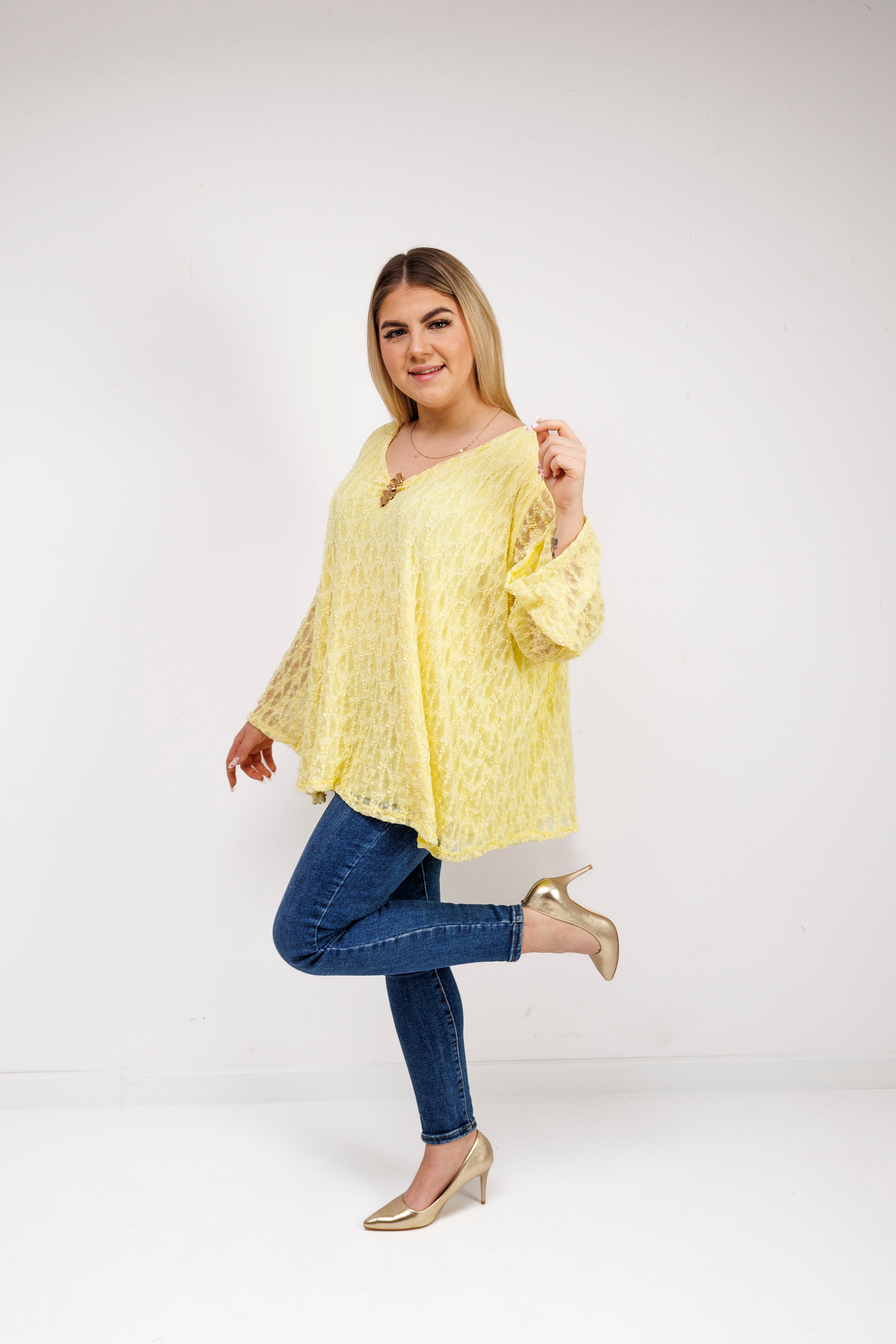 Bluzka z ażurowej koronki z biżuteryjną przypinką Żółty