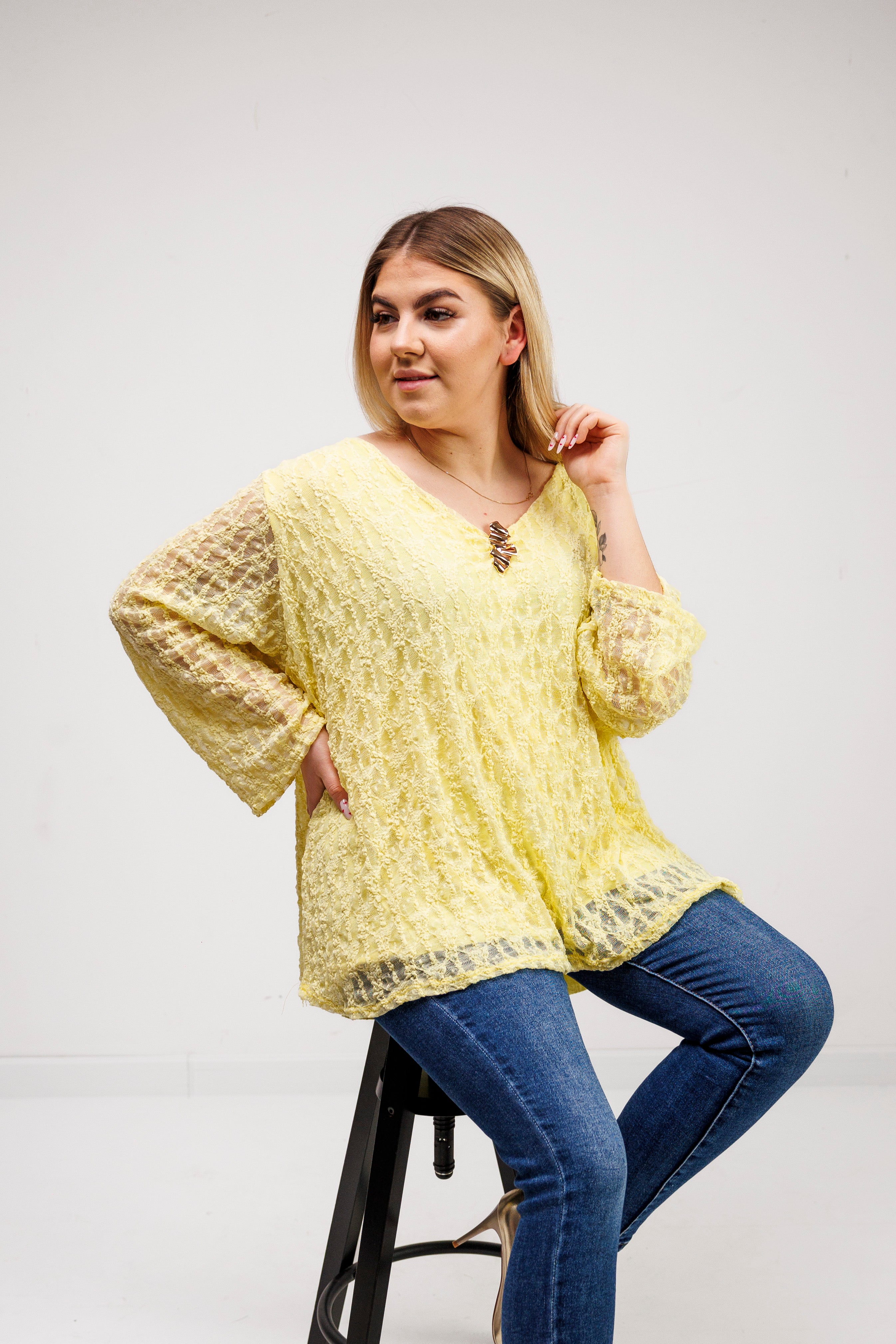 Bluzka z ażurowej koronki z biżuteryjną przypinką Żółty
