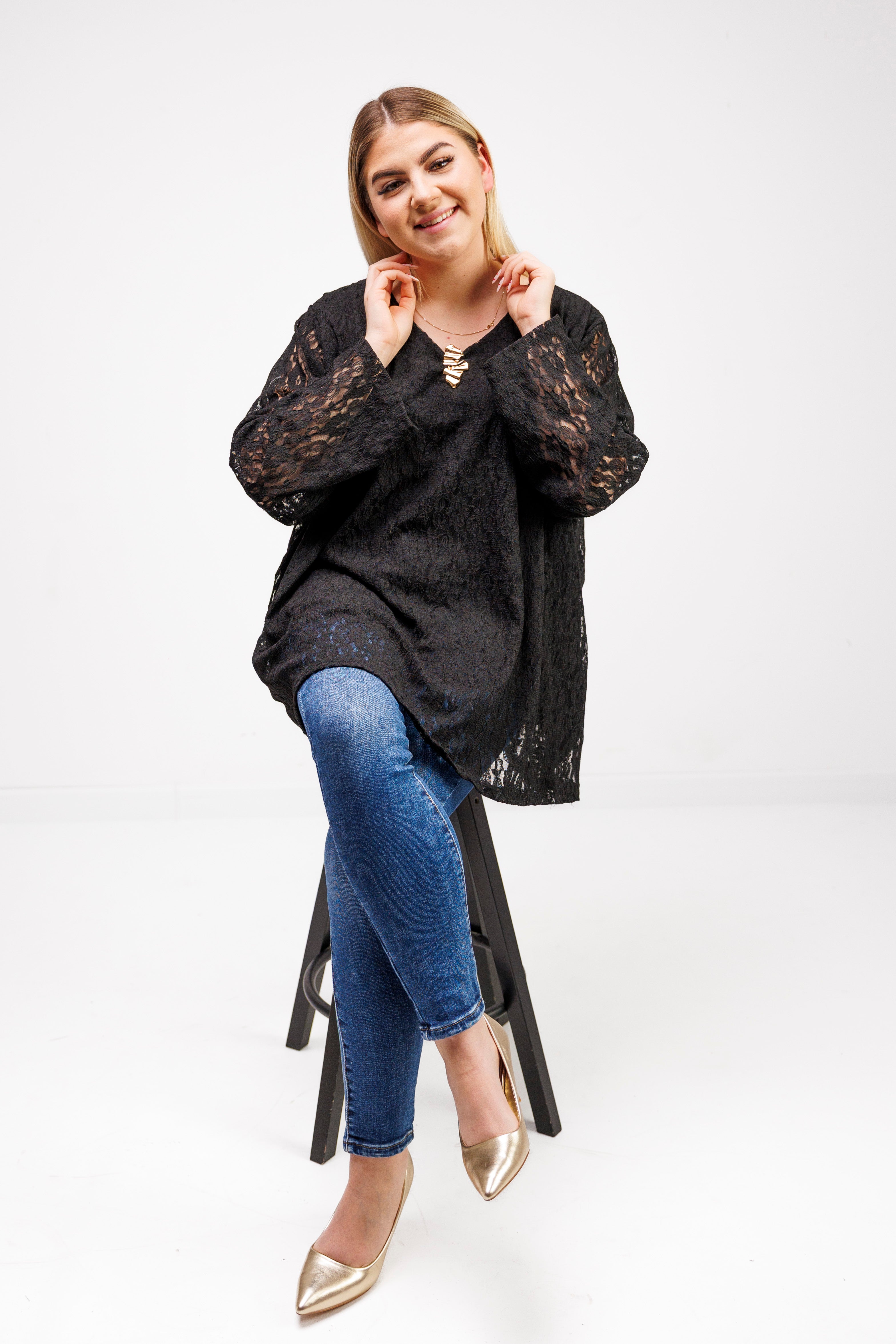 Bluzka z ażurowej koronki z biżuteryjną przypinką Czarny
