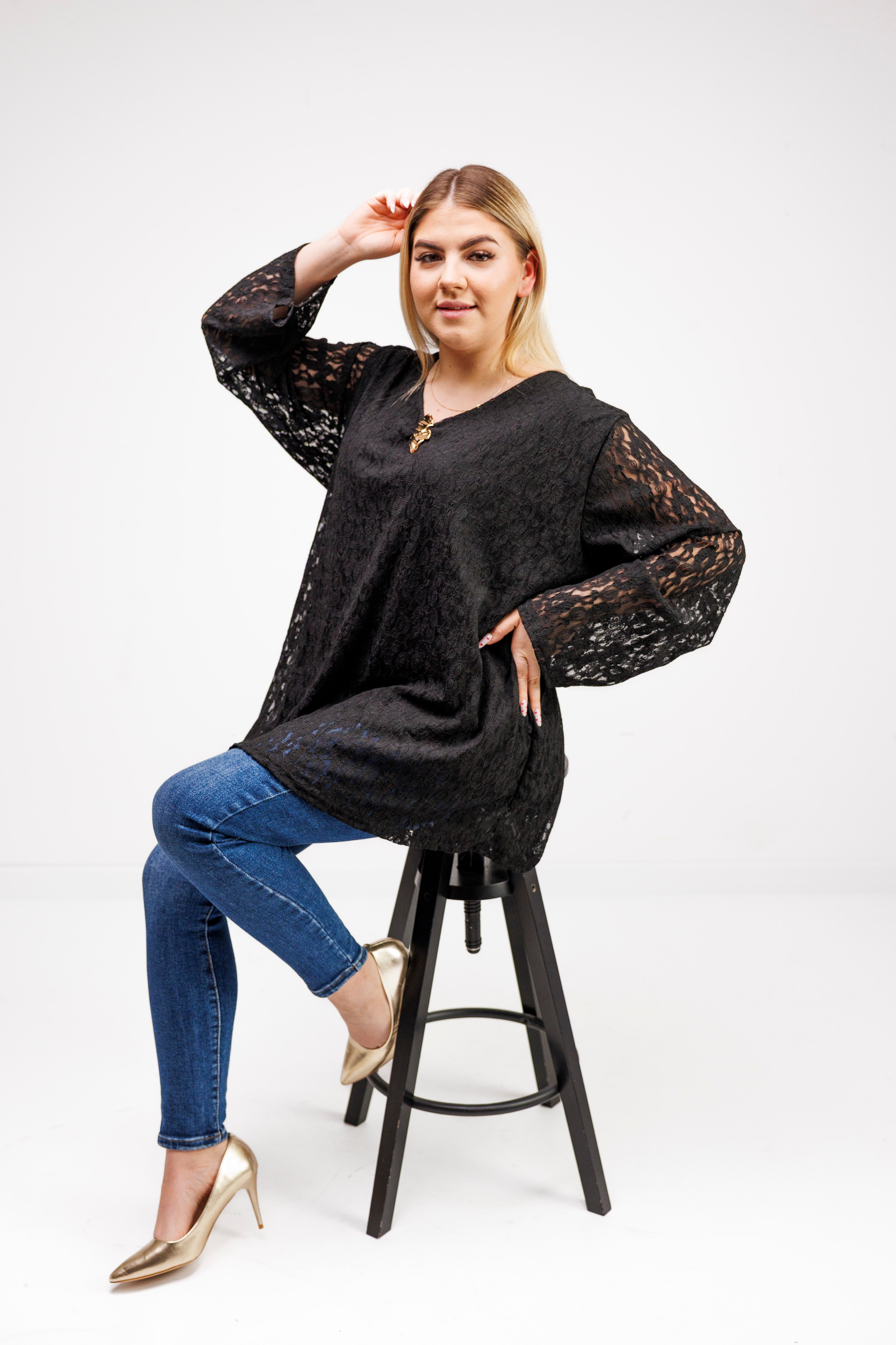 Bluzka z ażurowej koronki z biżuteryjną przypinką Czarny